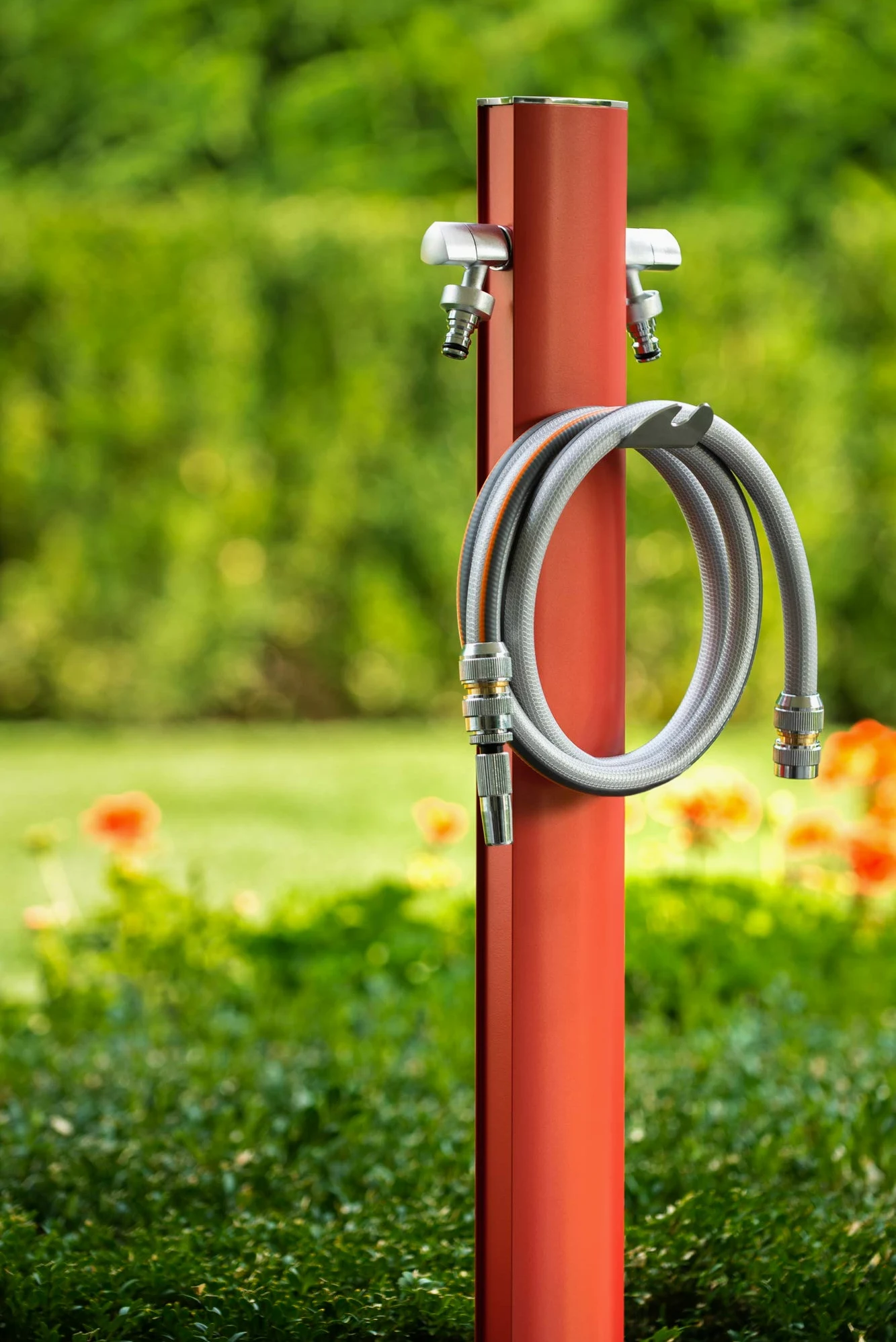 S&M 551703 – Columna de agua Aquapoint Totem color rojo 120 cm de altura | Aluminio lacado con pintura antiarañazos | Incluye colgador para manguera y 2 grifos diseño premium | Para jardines y patios
