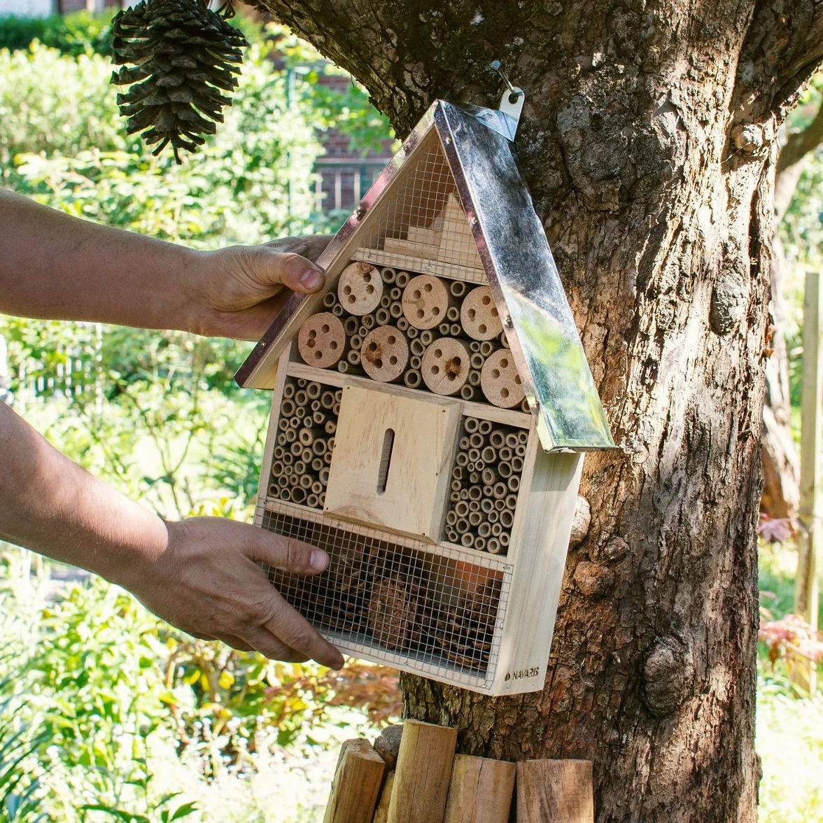 Navaris XL Hotel para Insectos de Madera - observatorio de Insectos 23 x 40 x 7 cm - casa Natural Cubierta metálica y Gancho para Diferentes bichos