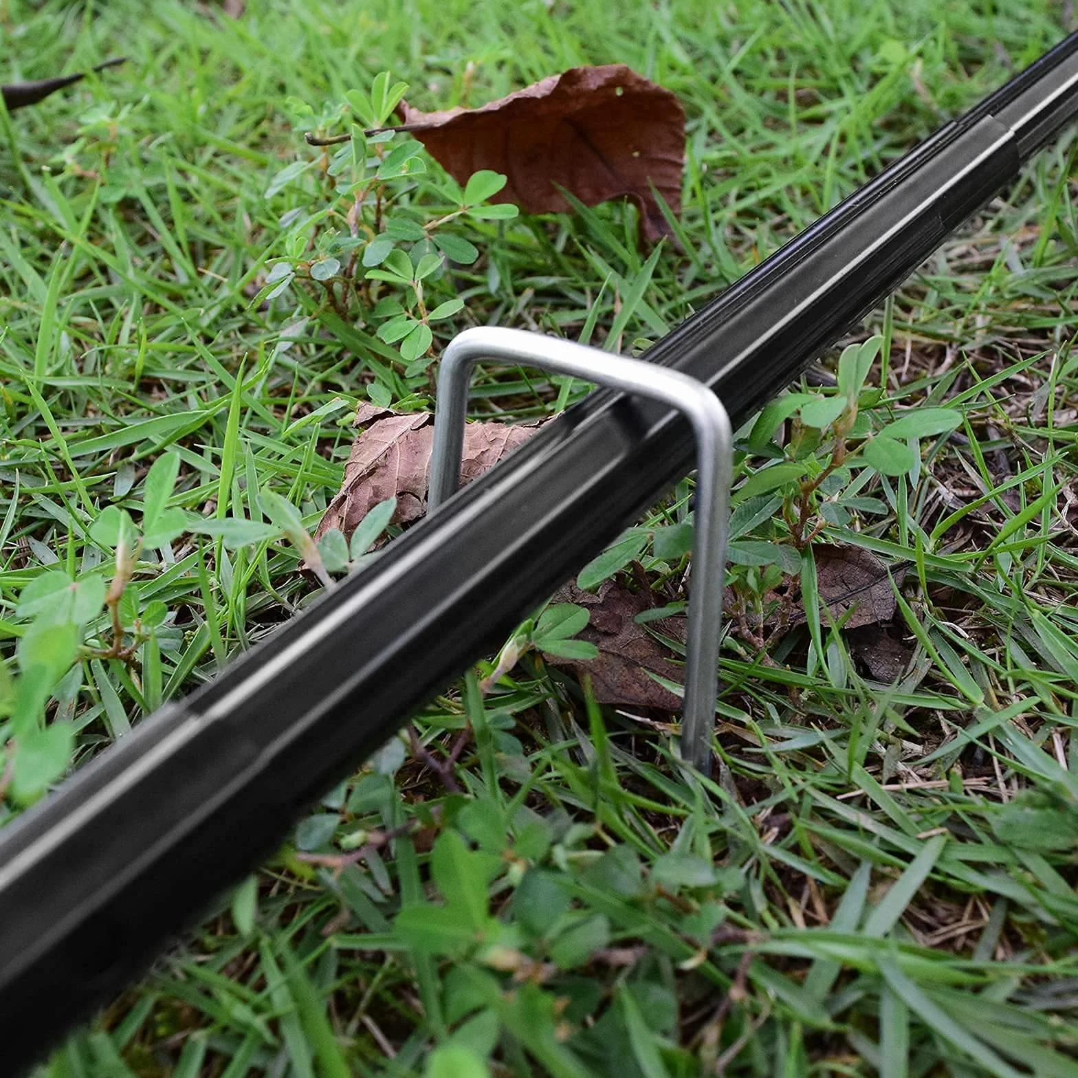 50 pinzas de jardín de acero galvanizado para tela de barrera de malezas y riego por goteo de cubierta de suelo, clavijas de seguridad de jardín en forma de U de 6 pulgadas, plateadas