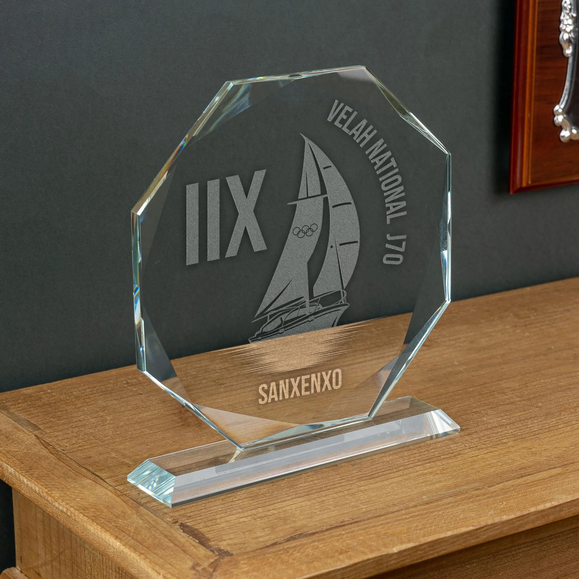 Trofeo Personalizado con Nombre y Texto Cristal Grabado Escala de Grises Octogonal Incluye Estuche