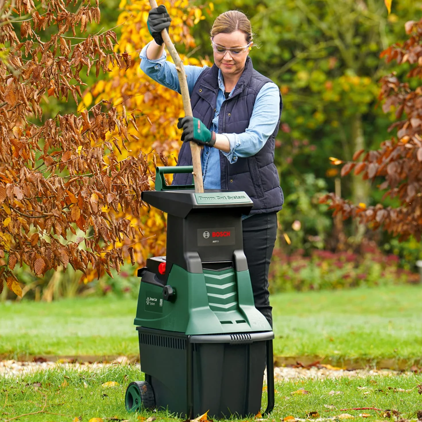 Bosch desmenuzadora silenciosa de jardín AXT 22 D | 2200 W; apta para madera, setos y zarzas; caja de recogida integrada de 53 L