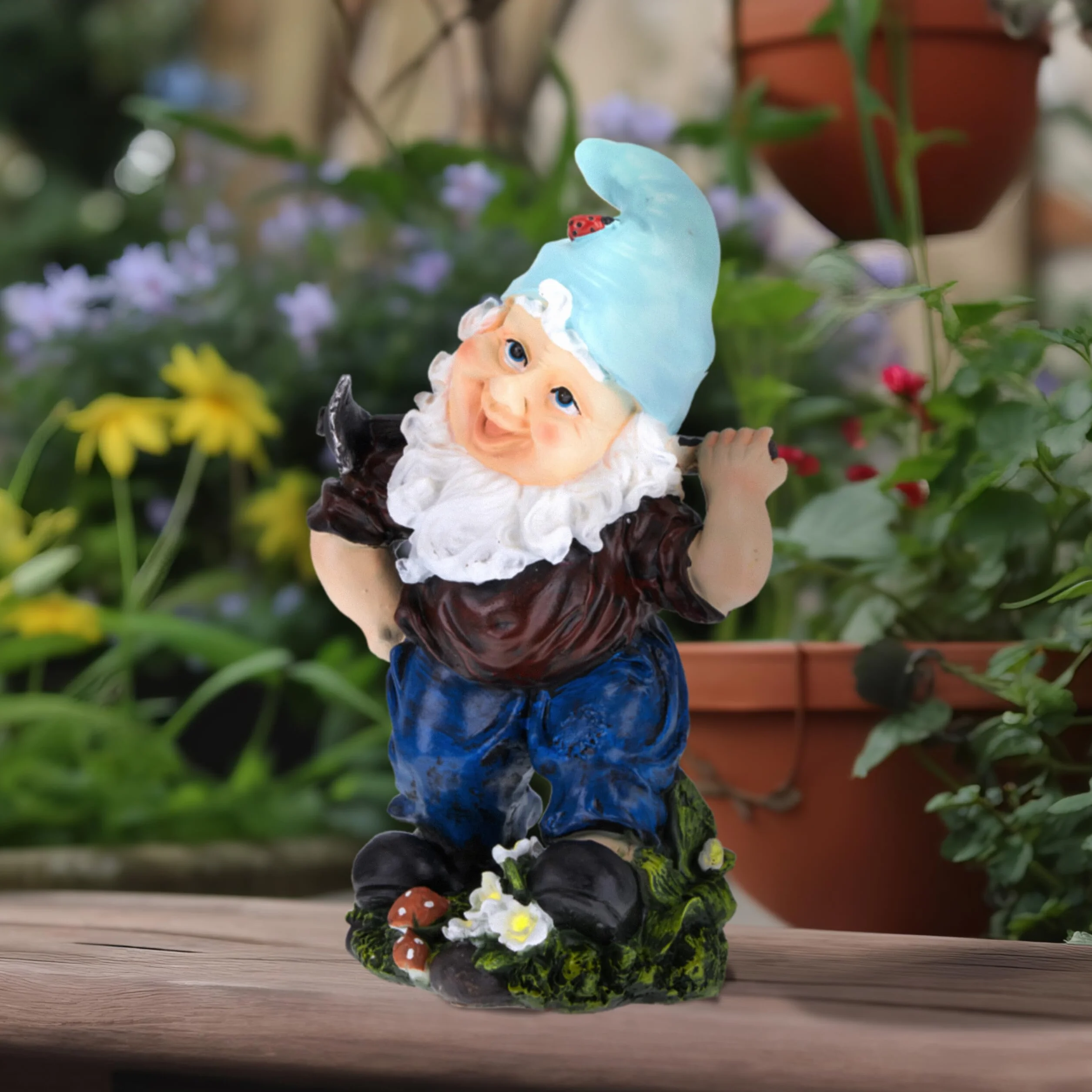 Relaxdays Gnomo de Jardín con Azada, Resistente Intemperie y Heladas, 32x19x14cm, Figura Enano, Piedra Falsa, Multicolor, Polirresina
