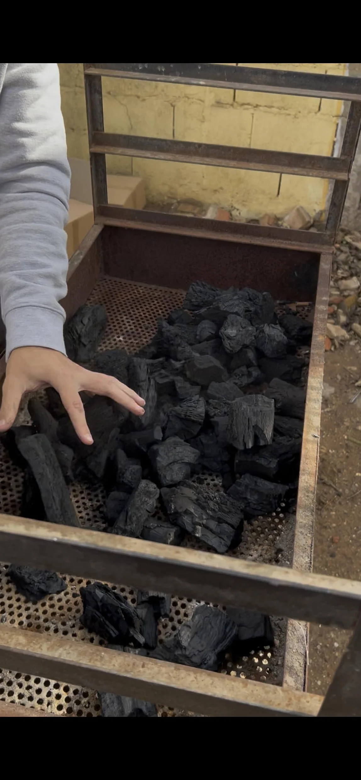 Carbón 100% Encina para Barbacoa 10 kg – Sin Humo ni Aditivos, Poca Ceniza y Larga Duración – Carbón Vegetal Natural Artesanal de Encendido Rápido y Alto Poder Calorífico