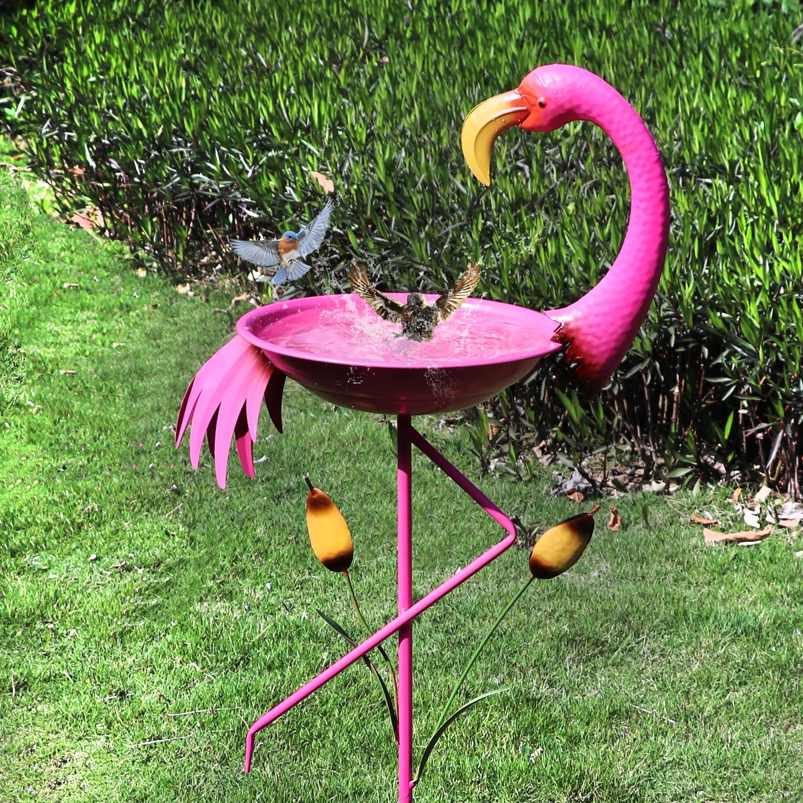 Baño para pájaros de flamenco, de 31 cm de profundidad x 114 cm de alto, baños de metal para pájaros para exteriores, comedero para pájaros con estaca de 5 puntas para decoración de jardín