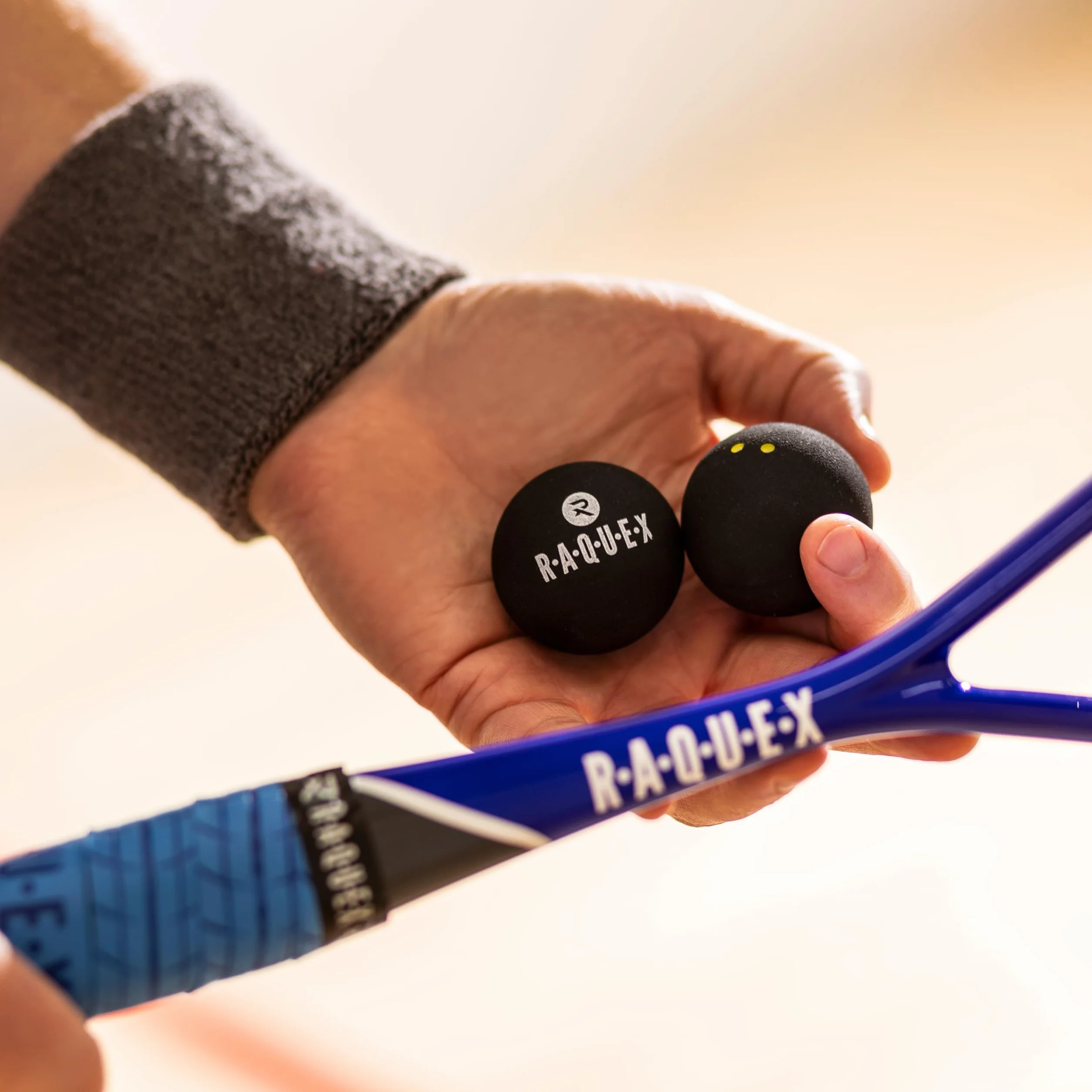 Pelotas de Squash Tubo de 3: 4 Velocidades Punto Amarillo Doble Competición, Amarillo Único Avanzado, Rojo Principiantes, Azul Júniors Aprobada WSF
