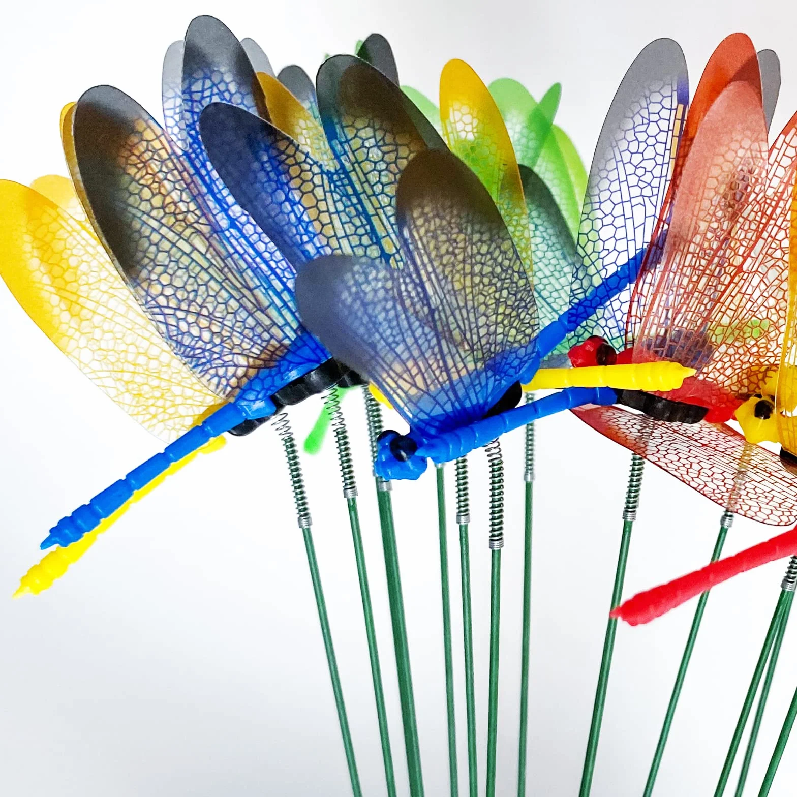 12 estacas de decoración de jardín de libélula – Púas florales de mosca de dragón falsa para decoración de tartas, libélulas – Mosca de dragón 3D para interiores y exteriores, regalo