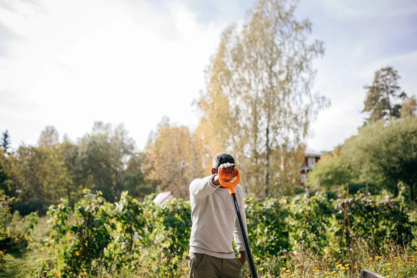 Fiskars Horca para compostar con 4 púas, Longitud: 126 cm, Púas de acero de calidad/Mango de plástico reforzado con fibra de vidrio, Negro/Naranja, Solid, 1070674