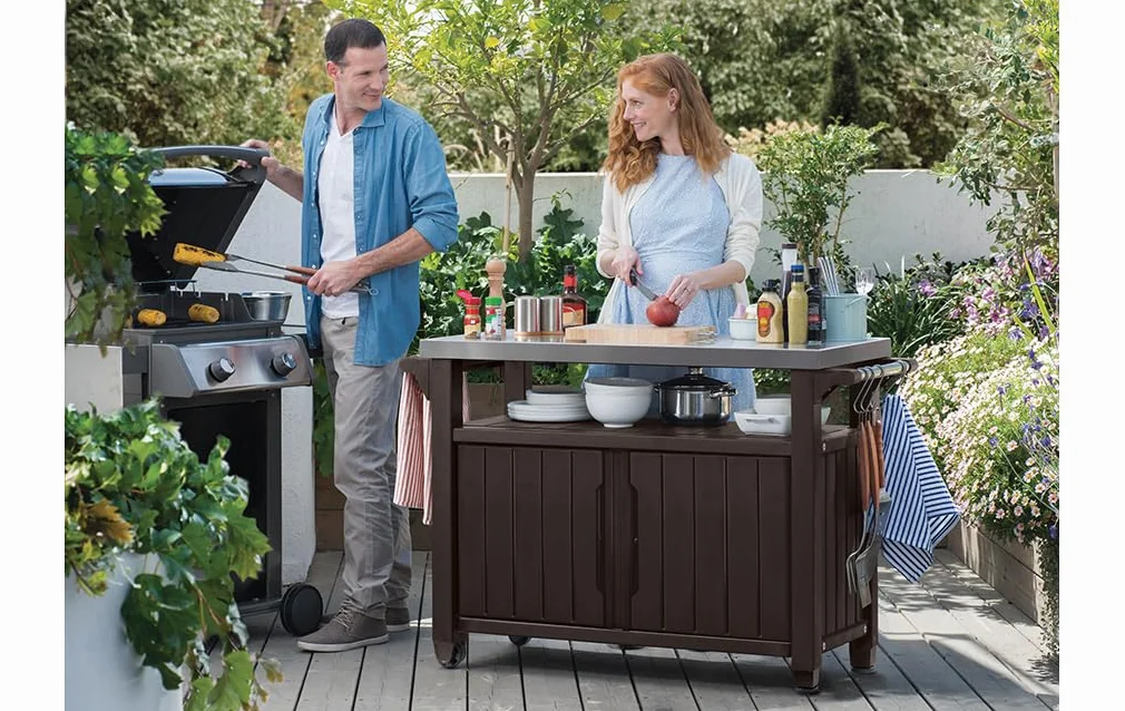 Keter Mueble Barbacoa Grande para terraza o jardín Exterior con Ruedas, Capacidad 207 litros, Color Marrón