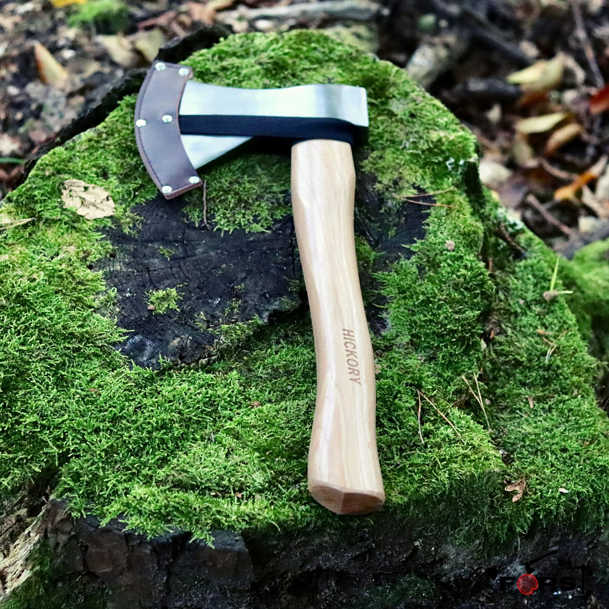 Xforst Hacha de Mano para Leña, Camping y Jardín, Hoja de Acero al Carbono con Mango de Madera de Hickory, Cabeza 800 g, 40,5 cm, Conforme a DIN 5131 y TÜV/GS, con Funda Protectora, X-UW800C
