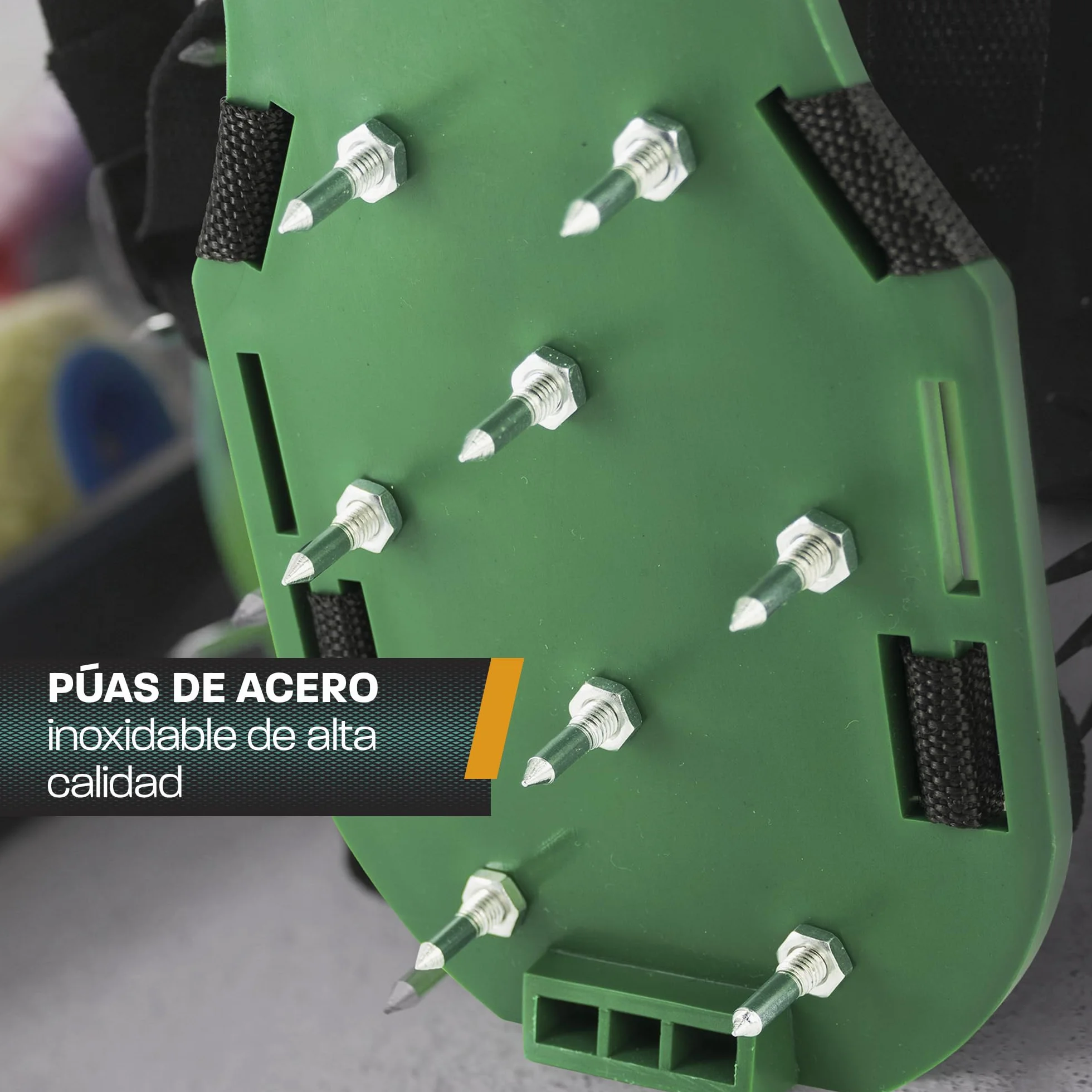 Hinrichs Zapatos Aireador para Cesped - 2 Zapatos de Aireador de Cesped Suela de 30 x 13,3 cm y Púas de 25 mm; Zapatos de Aireador Jardin de Tamaño Ajustable - Aireador Cesped Rodillo