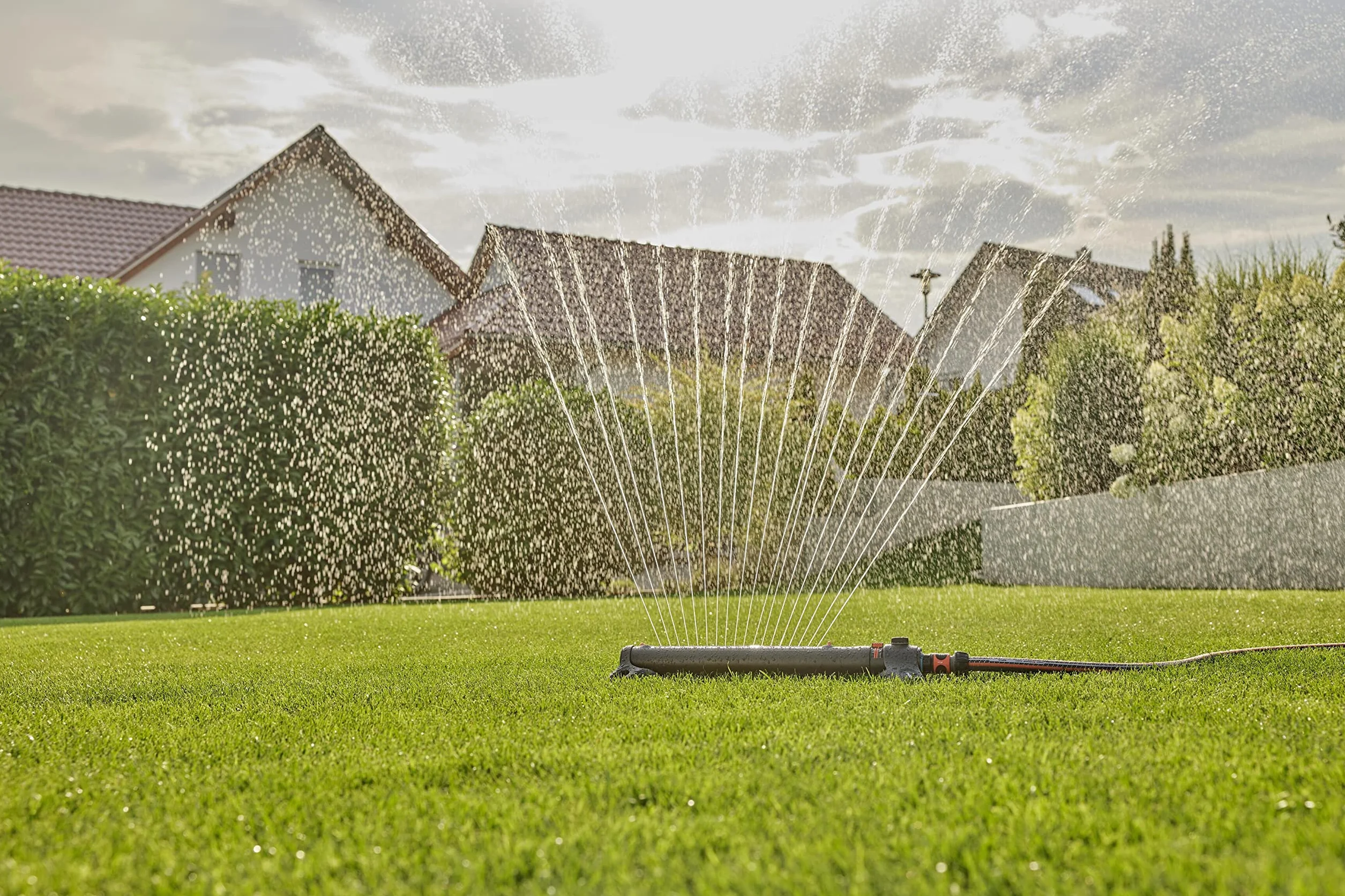Aspersor oscilante Gardena AquaZoom L: aspersor para regar superficies de entre 28 y 350 m², radio de alcance 7-21 m, amplitud de riego 4-17 m, filtro de metal integrado (18714-20)