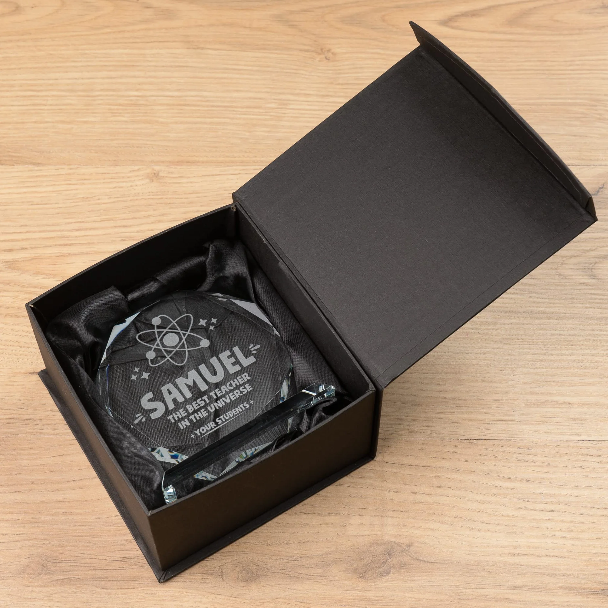 Trofeo Personalizado con Nombre y Texto Cristal Grabado Escala de Grises Octogonal Incluye Estuche