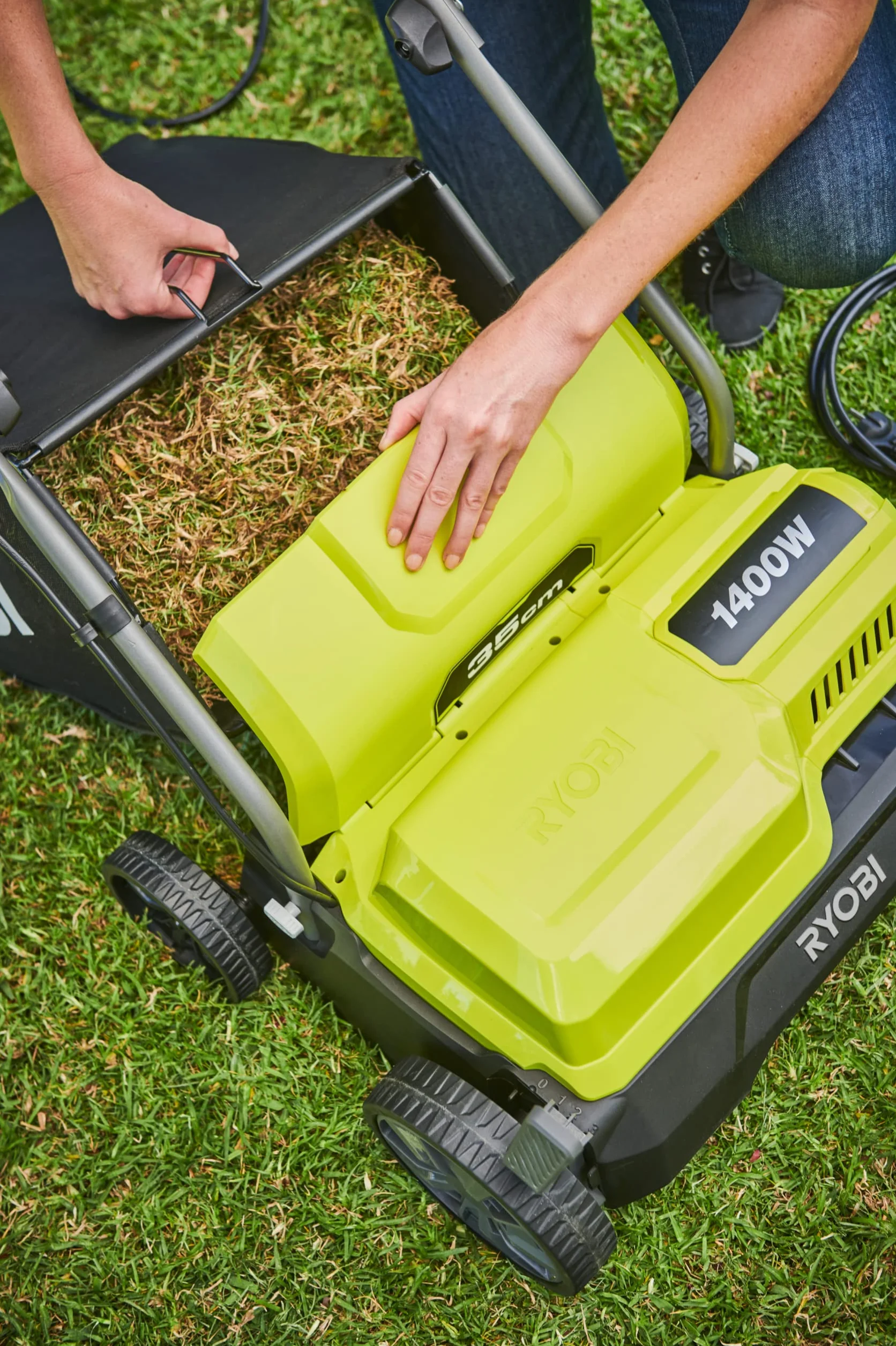 RYOBI - Escarificador/Aireador 1400W 220V - Ancho 35cm - 4 Posiciones de Trabajo - 1 Rodillo Escarificador con 16 Cuchillas, 1 Rodillo Aireador con Garras y 1 Contenedor Flexible 55L - RY1400SF35B