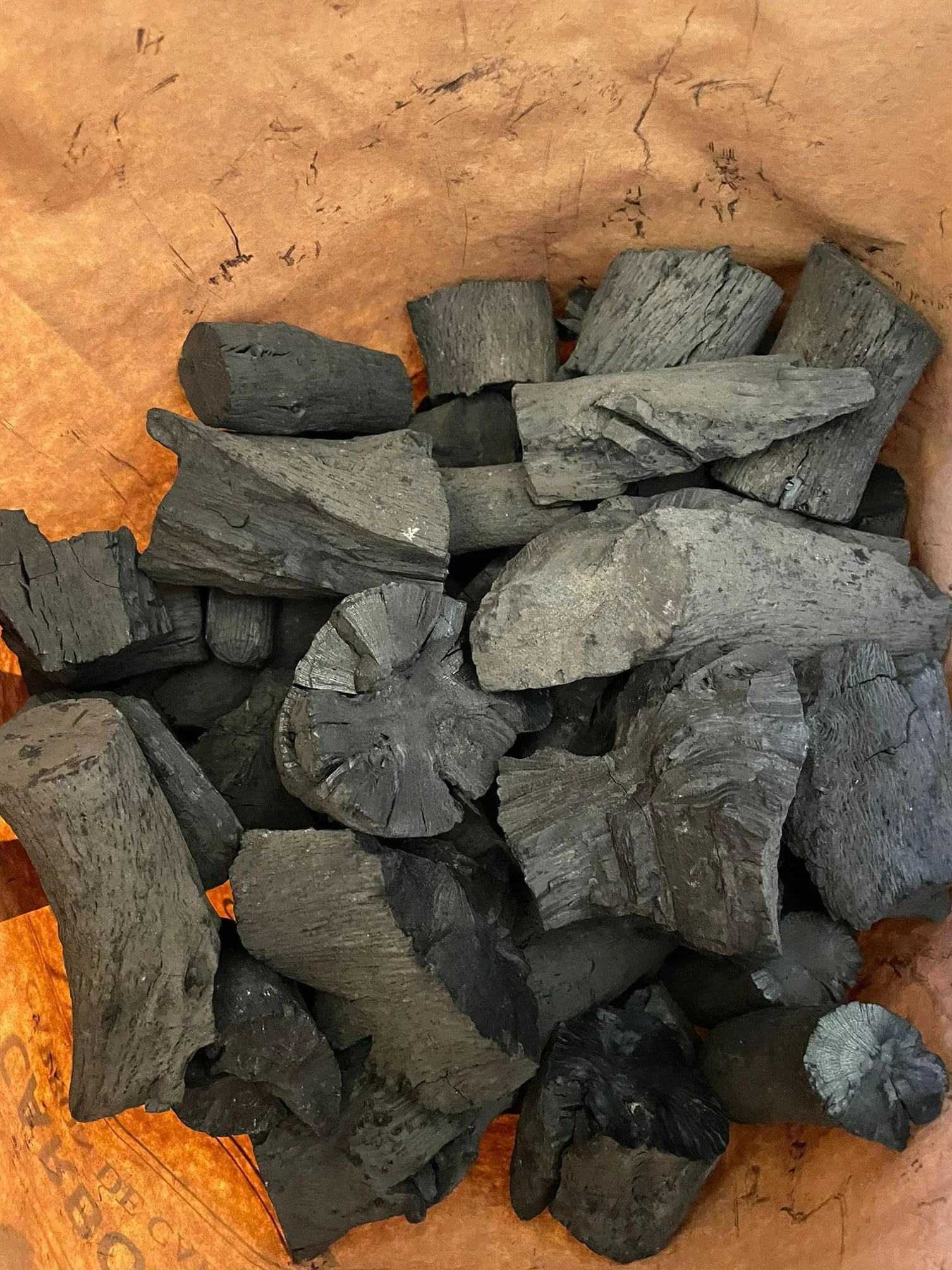 Carbón 100% Encina para Barbacoa 10 kg – Sin Humo ni Aditivos, Poca Ceniza y Larga Duración – Carbón Vegetal Natural Artesanal de Encendido Rápido y Alto Poder Calorífico