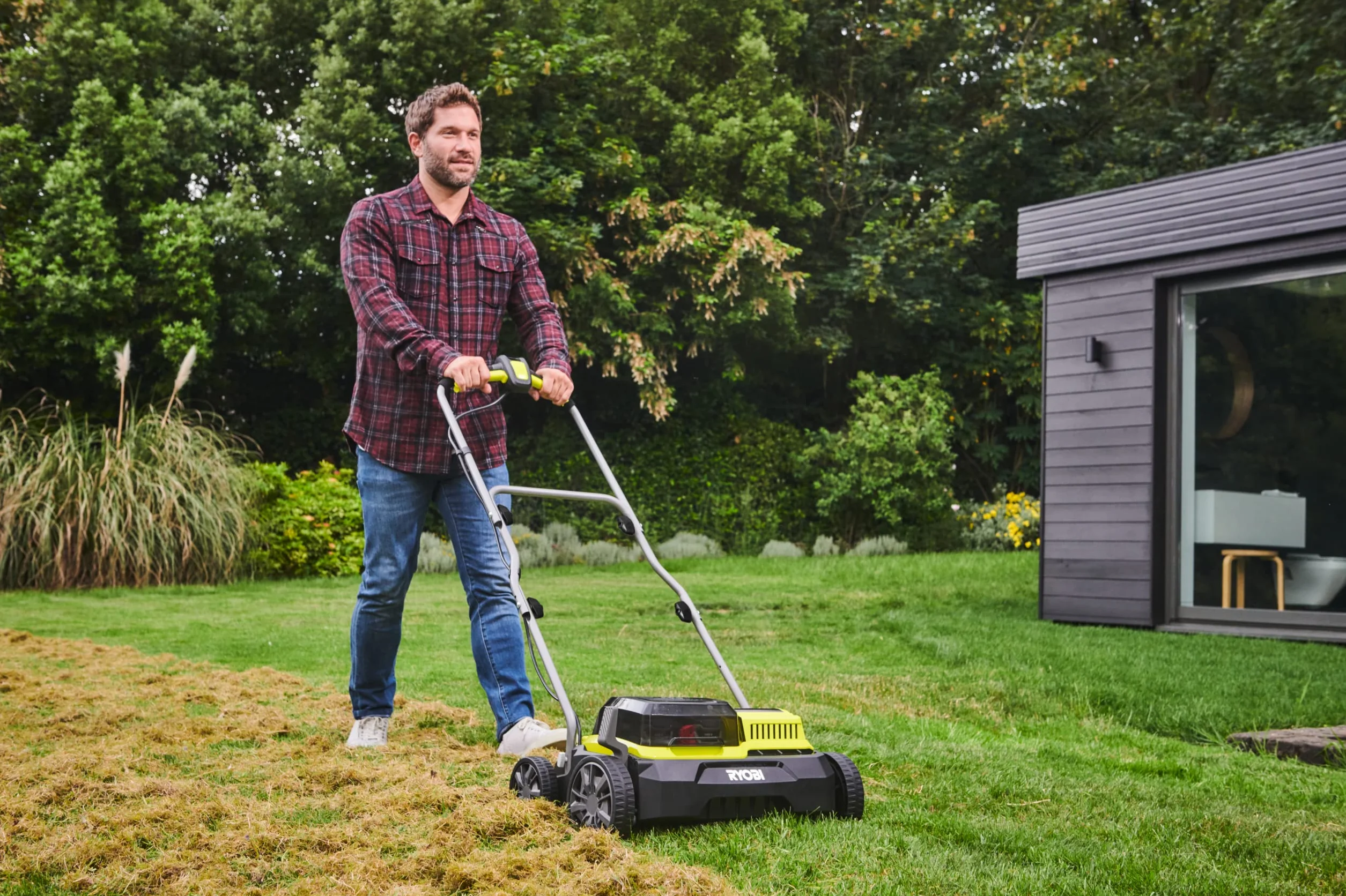 RYOBI - Escarificador Brushless Inalámbrico 18V ONE+ con 2 Baterías 4,0 Ah y Cargador de 2,0 A y Bolsa de Recogida 55l - Ancho 35cm - 4 Posiciones, 16 Cuchillas - Empuñadura Ajustable - RY18SFX35A-240