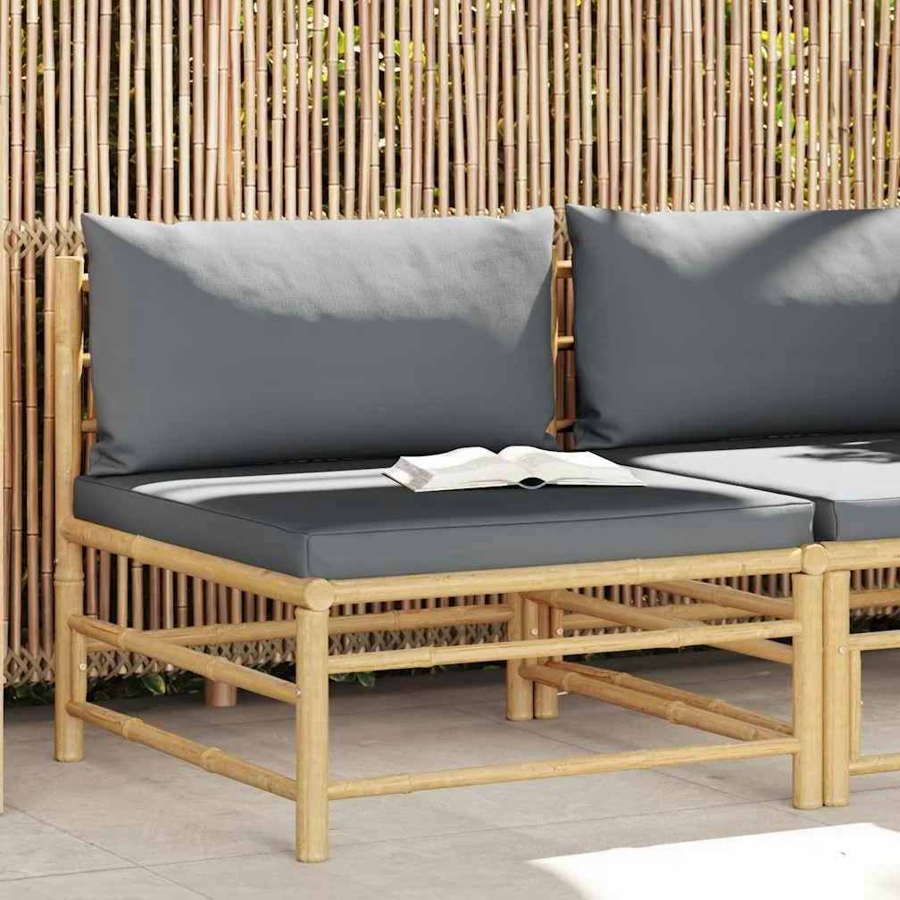 Sofá esquinero de bambú con cojines grises oscuros, asiento modular con acolchado grueso, ligero y fácil de limpiar, ideal para terrazas y patios.