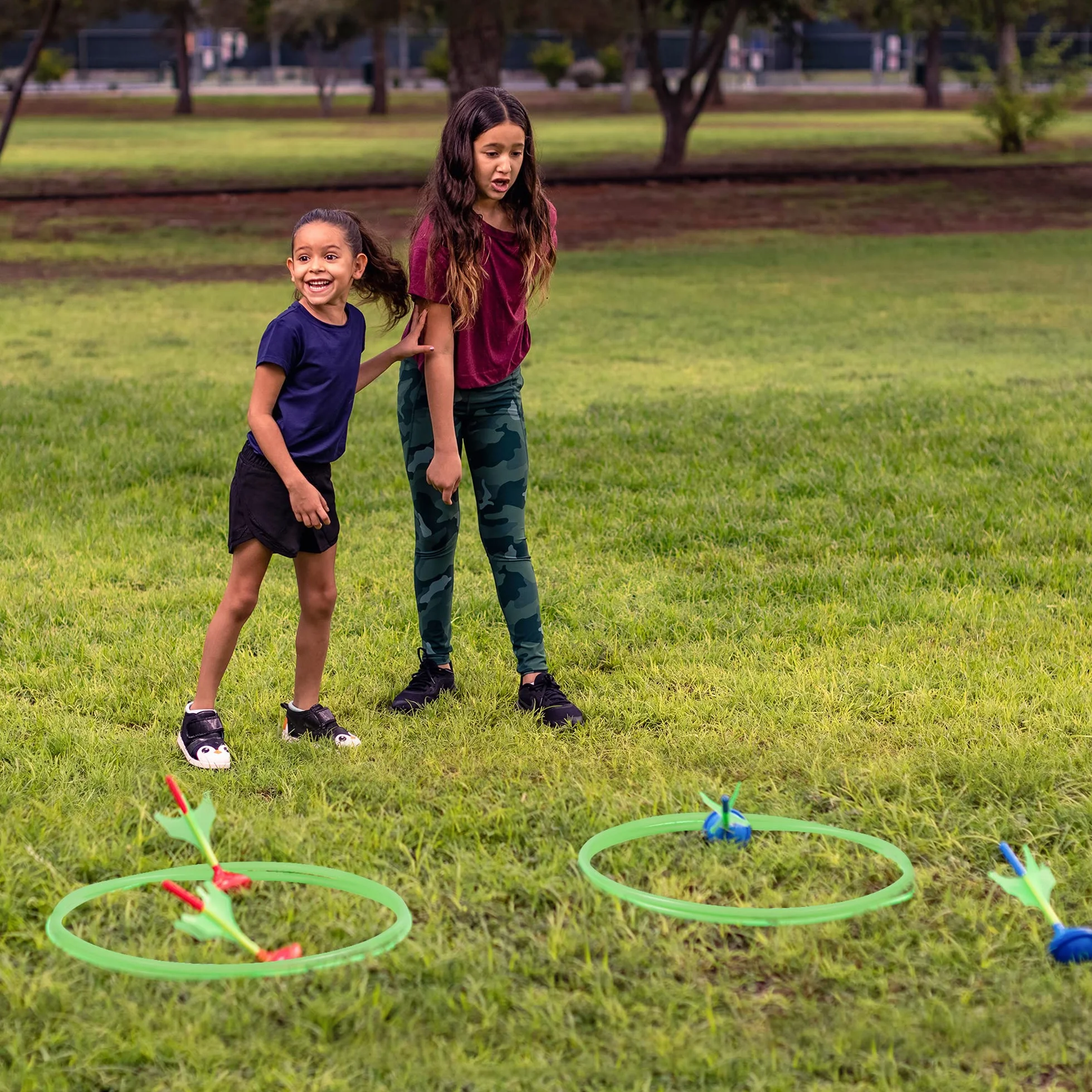 JOYIN Juego de Dardos de Césped que Brillan en la Oscuridad para Niños y Adultos