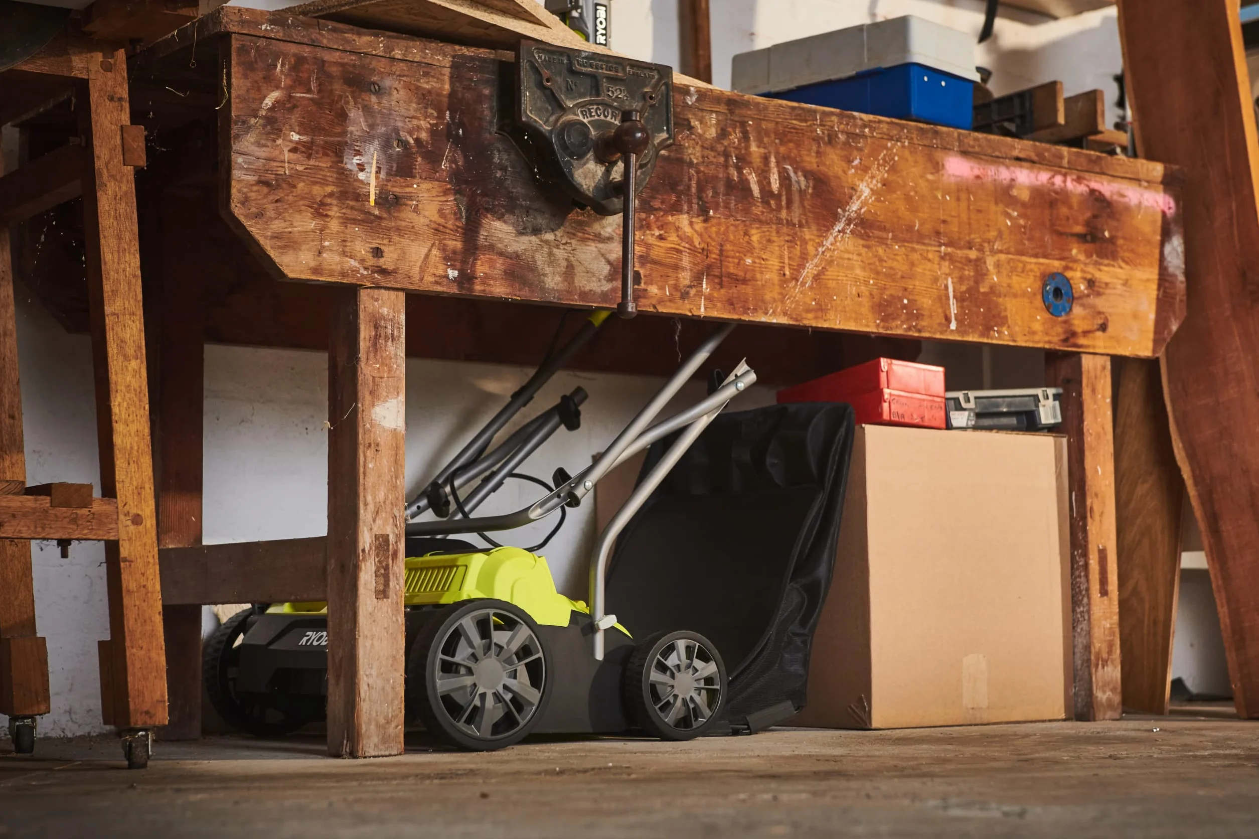 RYOBI - Escarificador Brushless Inalámbrico 18V ONE+ con 2 Baterías 4,0 Ah y Cargador de 2,0 A y Bolsa de Recogida 55l - Ancho 35cm - 4 Posiciones, 16 Cuchillas - Empuñadura Ajustable - RY18SFX35A-240