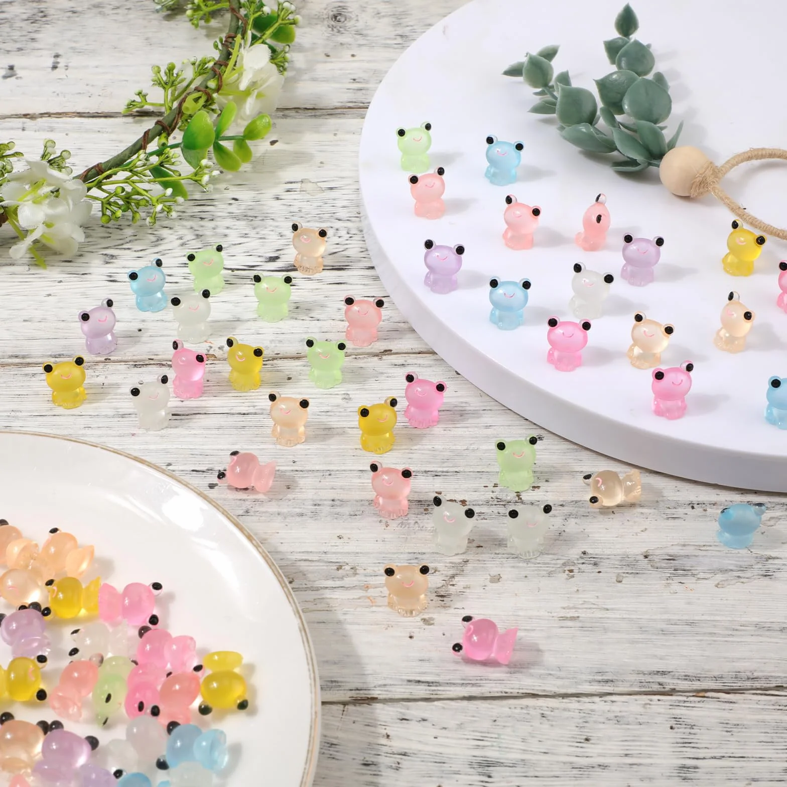 XIHIRCD 80uds Mini Ranas Luminosas de Resina, Lindas Multicolores Pequeñas Ranas Que Brillan en la Oscuridad Figuras de Ranas Brillantes en Miniatura para Manualidades Paisaje Decoración de Jardín