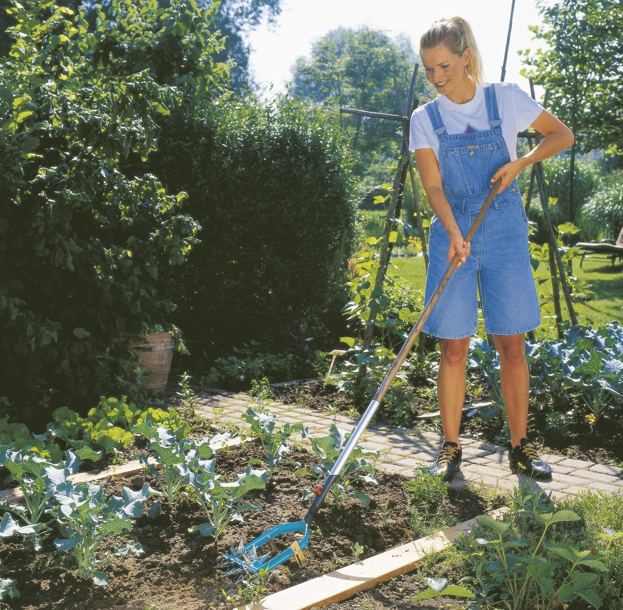 Desterronador-escardilla combisystem Gardena: escardilla para mullir y preparar siembra, ancho 14 cm, acero de calidad, recubierta con plástico termoestable, ruedas en estrella galvanizadas (3195-20)
