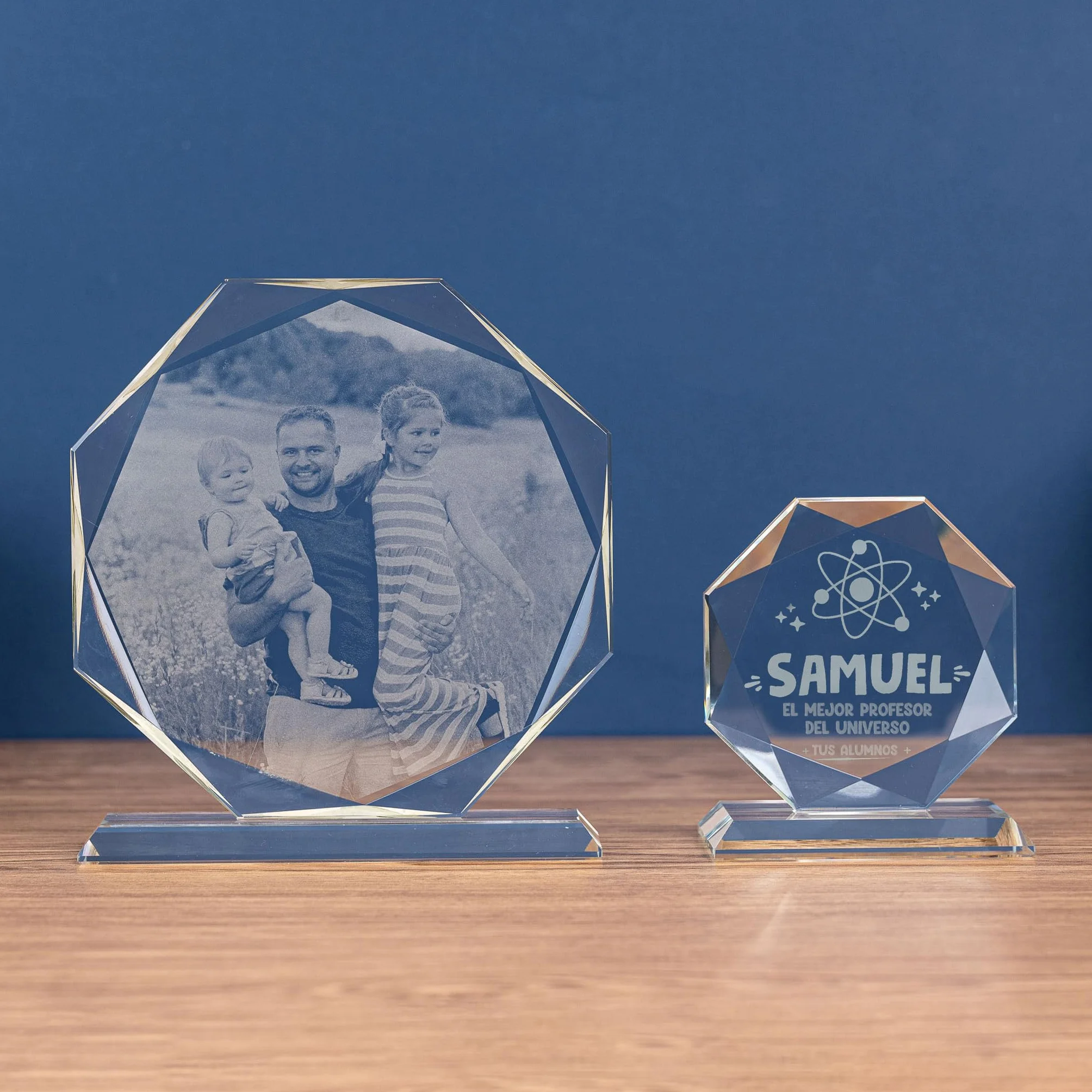 Trofeo Personalizado con Nombre y Texto Cristal Grabado Escala de Grises Octogonal Incluye Estuche