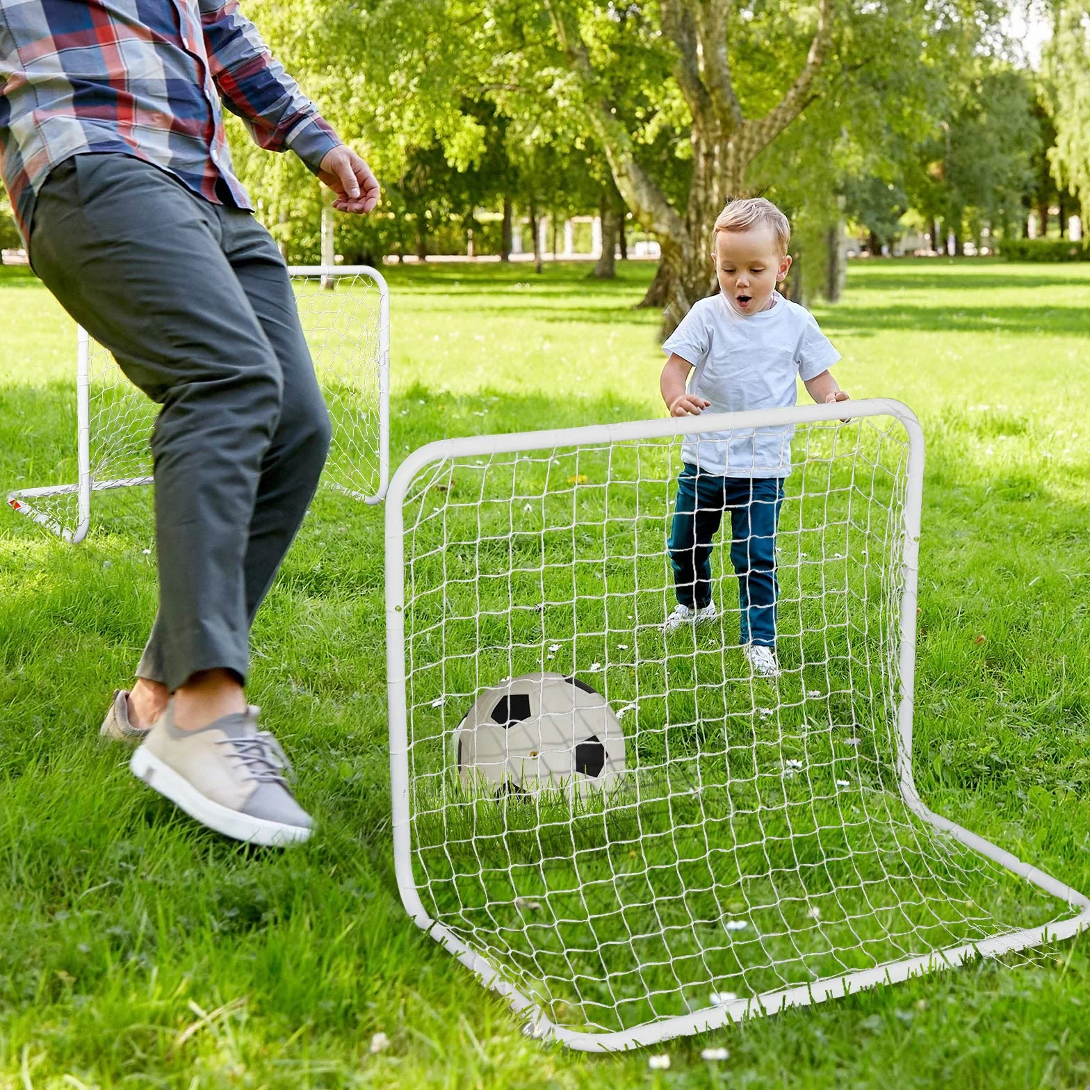 HOMCOM Set de 2 Porterías de Fútbol con Red y Balón, Acero y Poliéster, 78x46x56 cm, Blanco