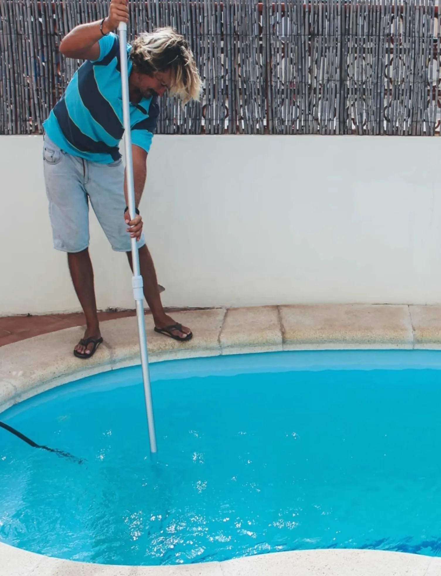 Este rastrillo recogedor de Hojas para Piscinas de Alta Resistencia, con Mango telescópico Ajustable (de 1,2 a 3 Metros), Cesta Profunda, es Ideal para Piscinas y estanques enterrados o elev