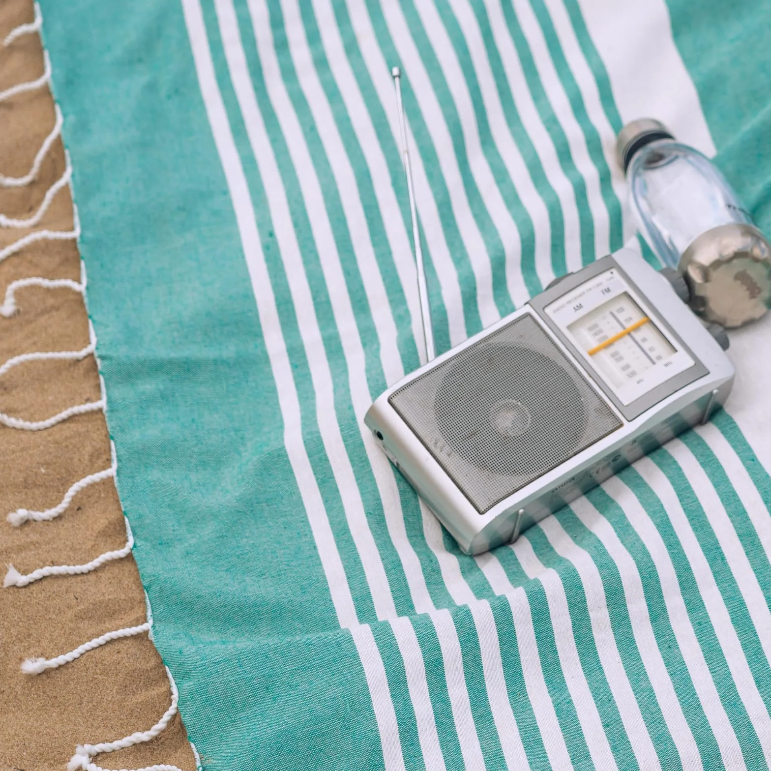 MOMOMUS Fouta XXL o Manta de Pícnic Antiarena - Ligera, Plegable y Estilo Boho - Ideal como Toalla, Esterilla de Playa Grande o Manta de Playa - Verde Mar, 210x240 cm