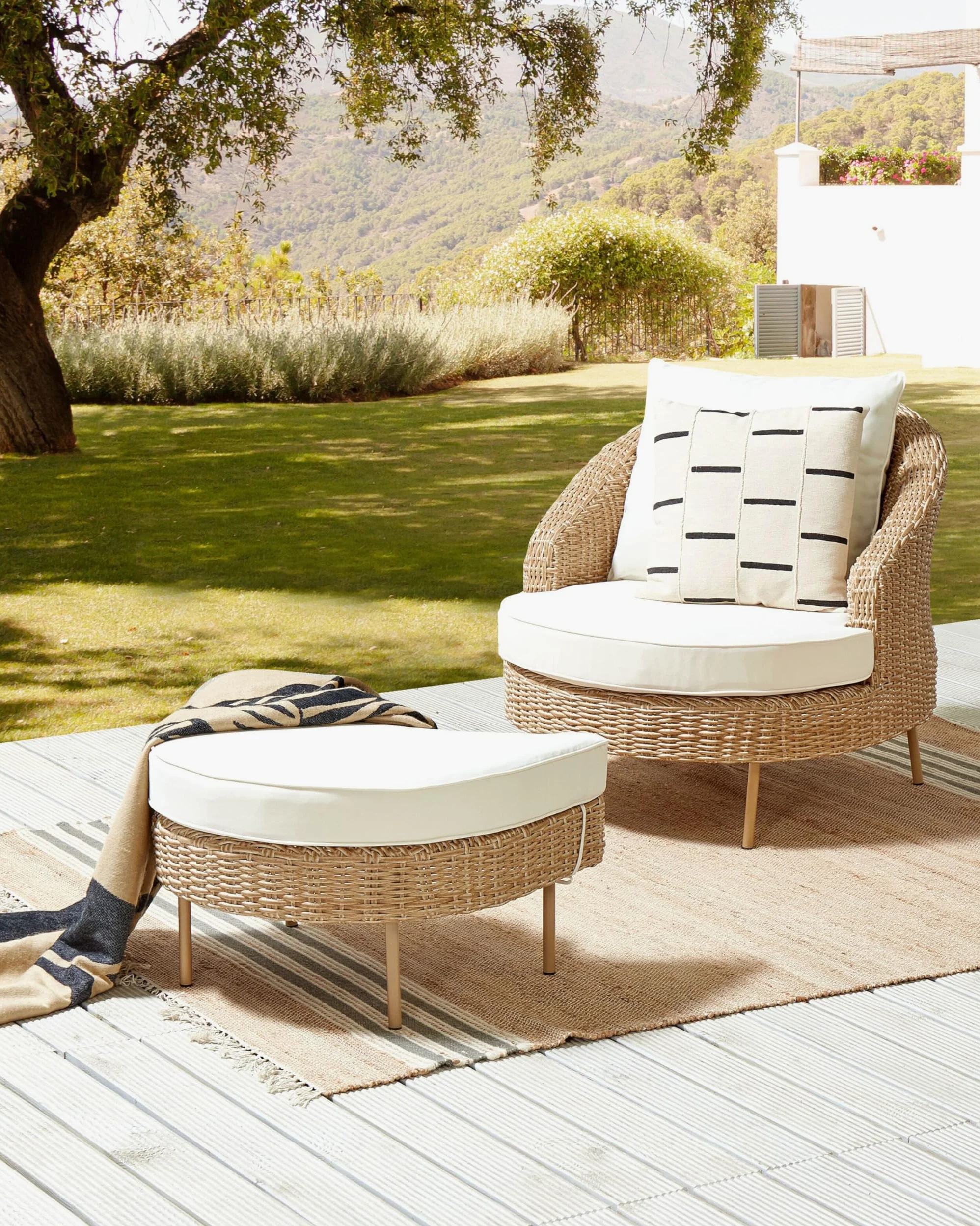 Beliani Silla de Ratán Beige Blanco Natural con Reposapiés Sintético Cojines Arcille