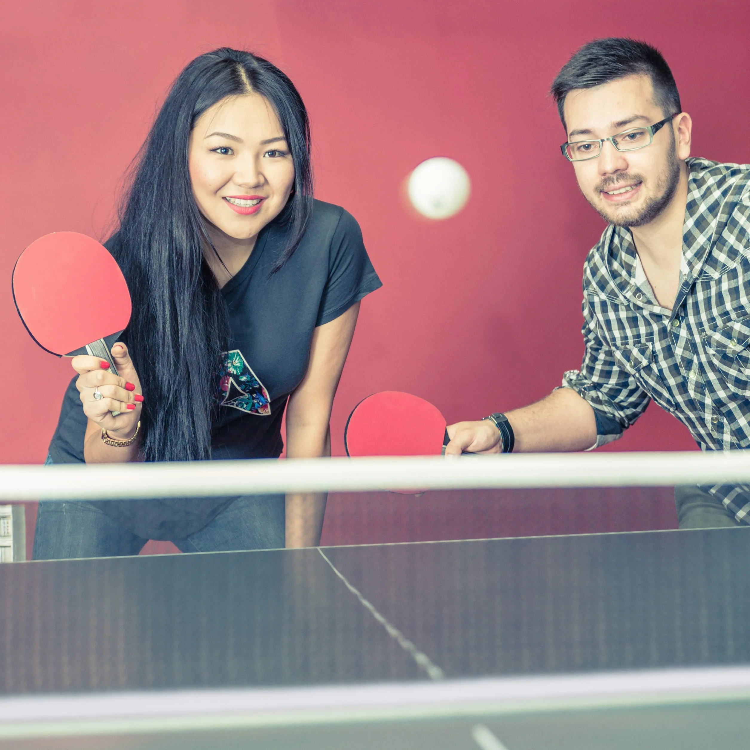 Relaxdays Red Ping Pong Extensible para Mesas con Tablero de hasta 5 cm, Negro y Rojo