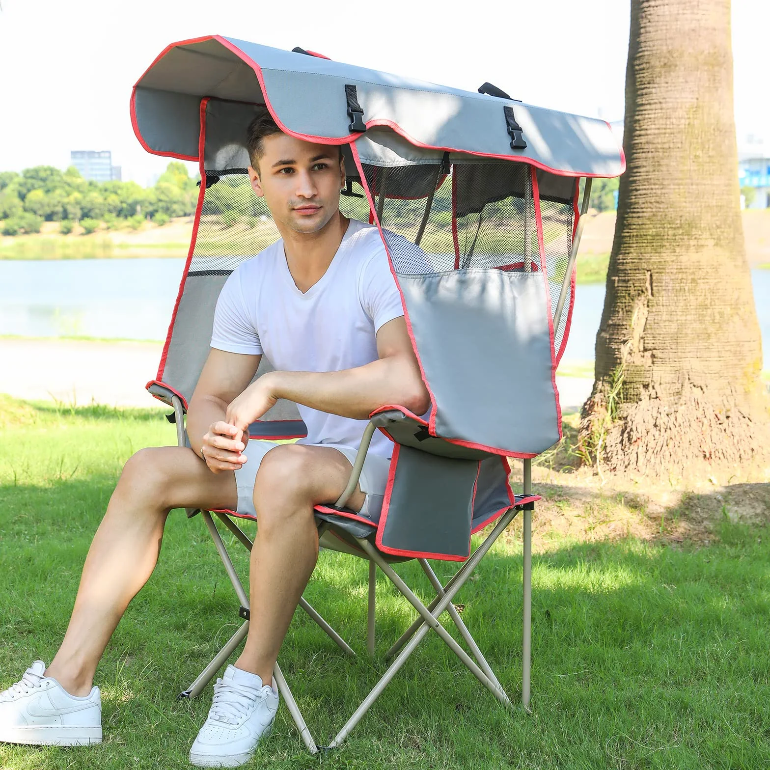 Silla de camping con toldo de sombra, silla de patio plegable al aire libre, incluye parasol retráctil, portavasos y bolsillos laterales (gris)