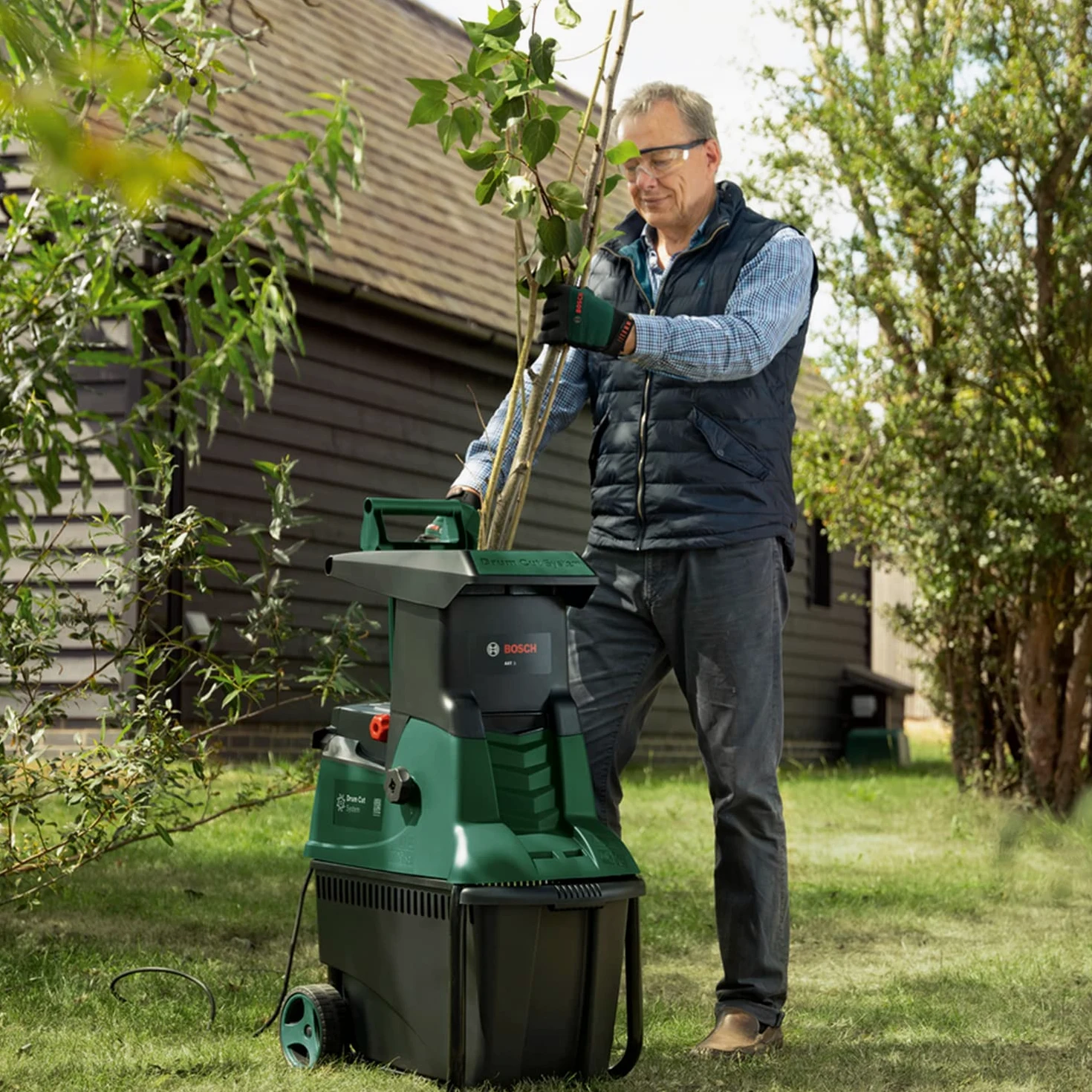 Bosch desmenuzadora silenciosa de jardín AXT 22 D | 2200 W; apta para madera, setos y zarzas; caja de recogida integrada de 53 L