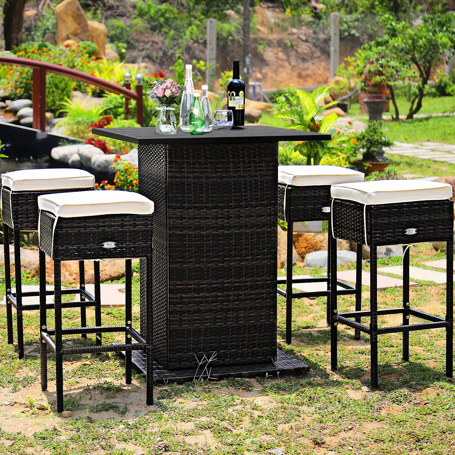 COSTWAY Juego de Bar de Mimbre para Exteriores de 5 Piezas, Mesas Altas y 4 Taburetes con Cojines, Mesa con Tapa Lisa y Estante de Almacenamiento Oculto