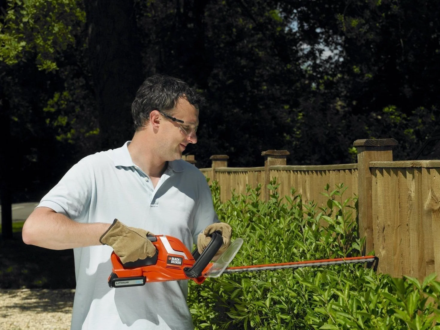 BLACK+DECKER Cortasetos 18V con Batería Litio de 2.0Ah y Espada de 45cm 18mm Tiene Espacio Entre Dientes con 18 Niveles de Potencia, GTC1845L20