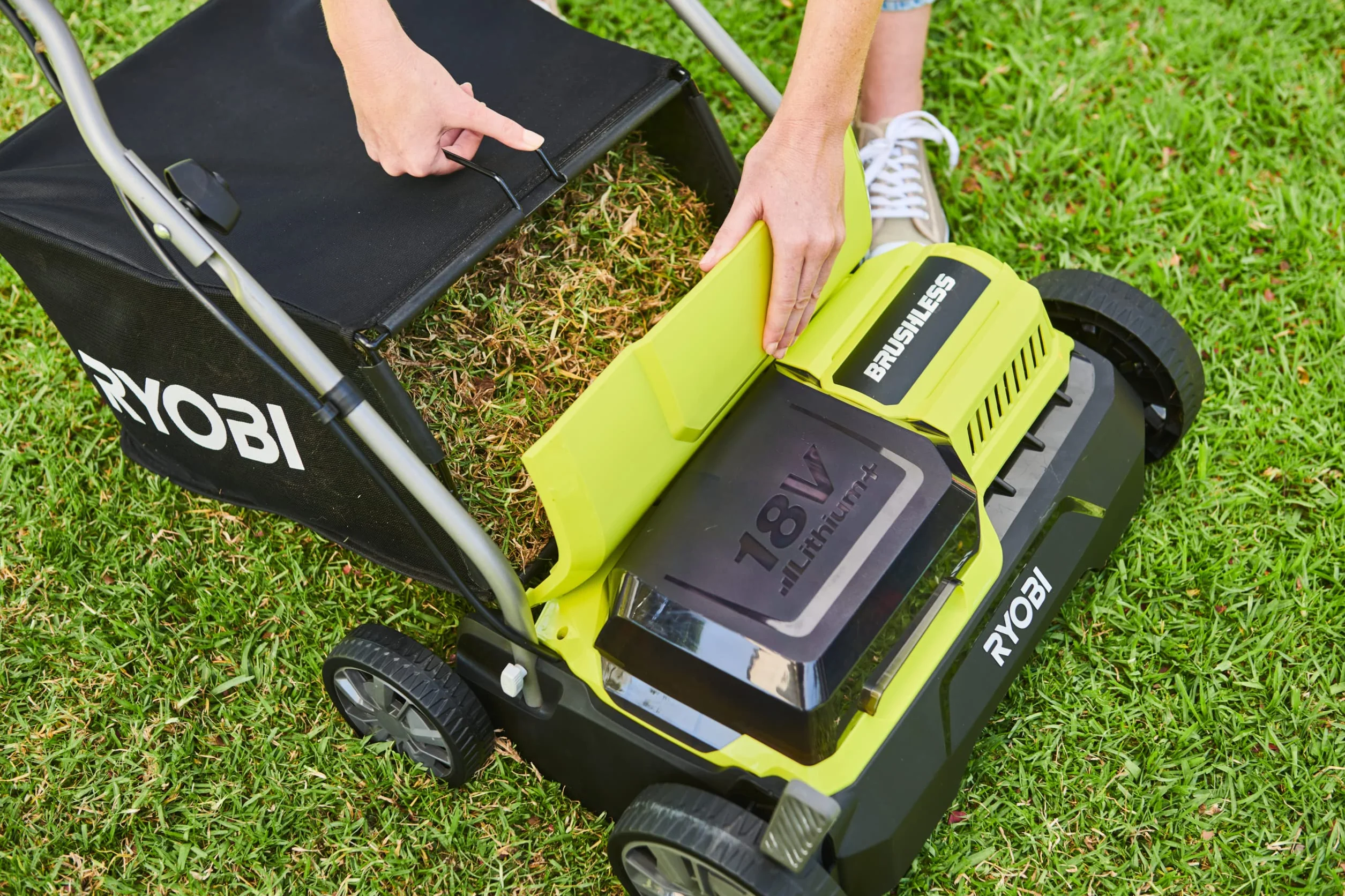 RYOBI - Escarificador Brushless Inalámbrico 18V ONE+ con 2 Baterías 4,0 Ah y Cargador de 2,0 A y Bolsa de Recogida 55l - Ancho 35cm - 4 Posiciones, 16 Cuchillas - Empuñadura Ajustable - RY18SFX35A-240
