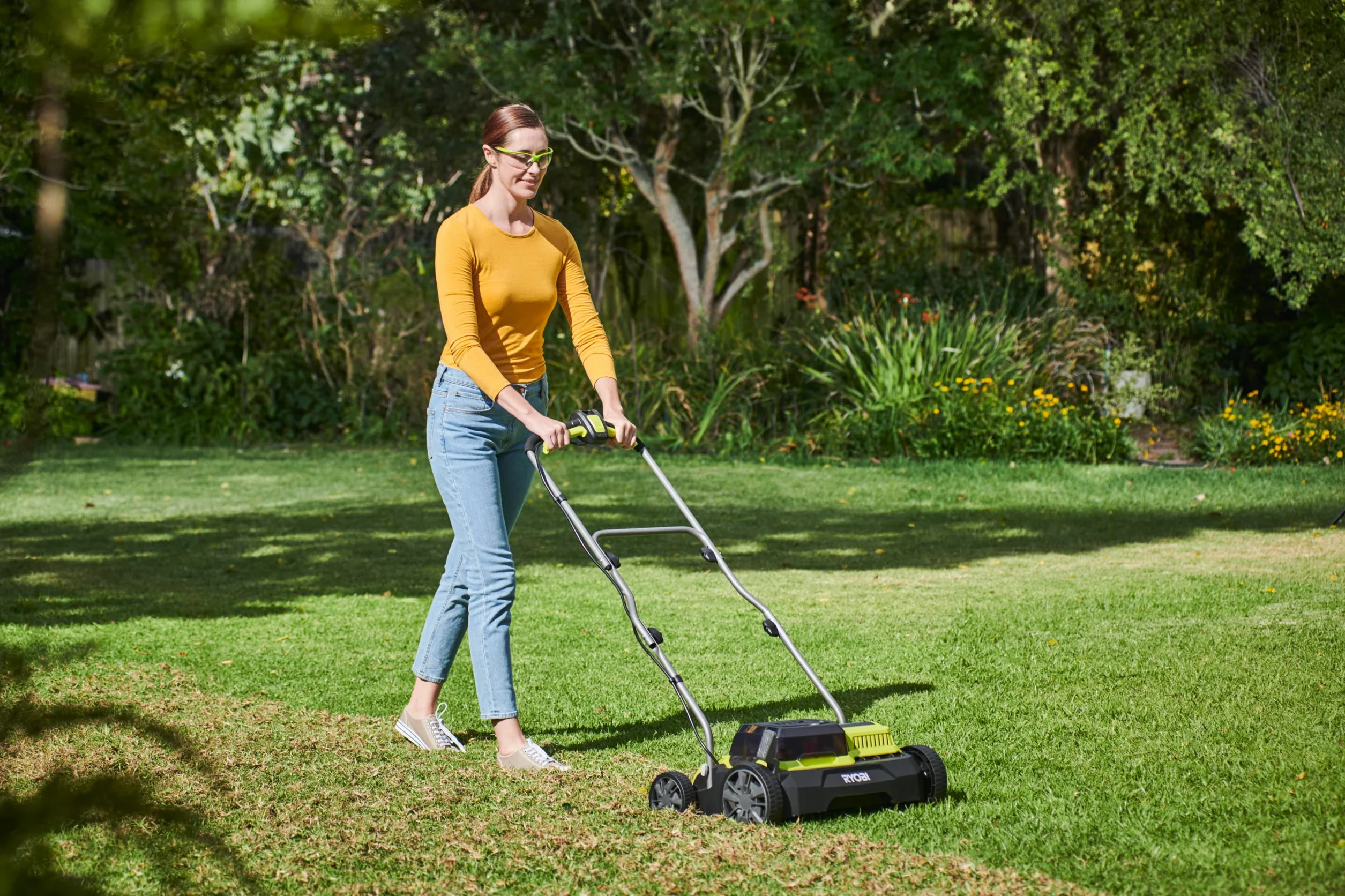 RYOBI - Escarificador Brushless Inalámbrico 18V ONE+ con 2 Baterías 4,0 Ah y Cargador de 2,0 A y Bolsa de Recogida 55l - Ancho 35cm - 4 Posiciones, 16 Cuchillas - Empuñadura Ajustable - RY18SFX35A-240