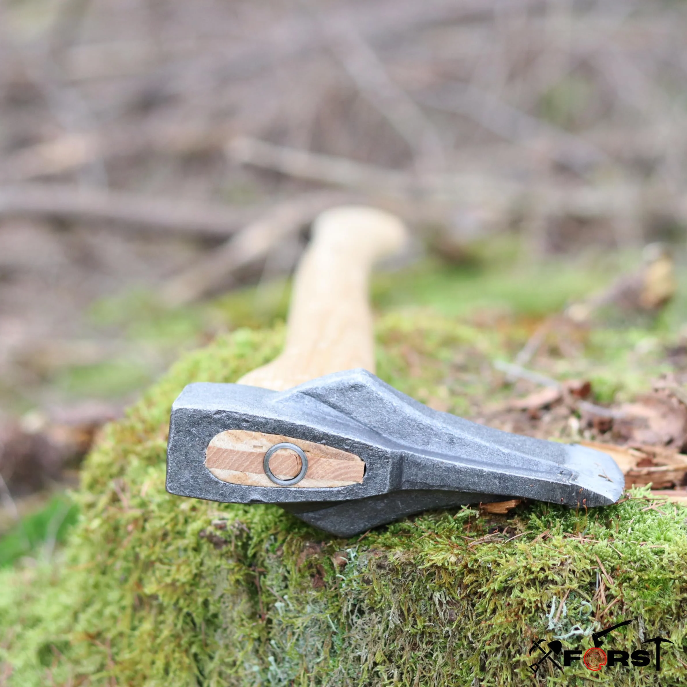 Hacha Xforst Vizcaina con Mango de Madera de 80 cm y una Hoja de Acero al Carbono Pulido de 2,6 kg. Incluye una Funda de Cuero marrón. Modelo X-UW12M