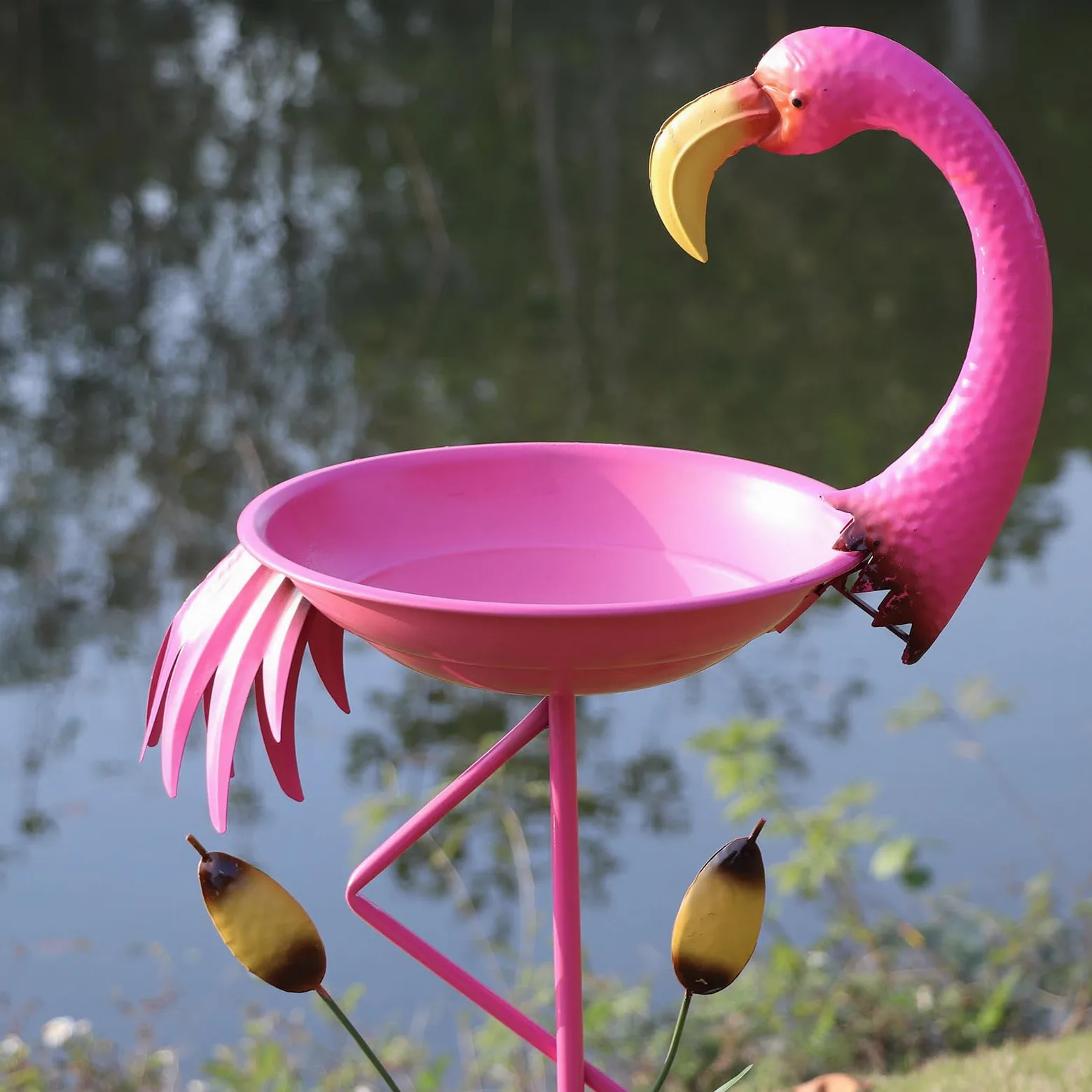 Baño para pájaros de flamenco, de 31 cm de profundidad x 114 cm de alto, baños de metal para pájaros para exteriores, comedero para pájaros con estaca de 5 puntas para decoración de jardín