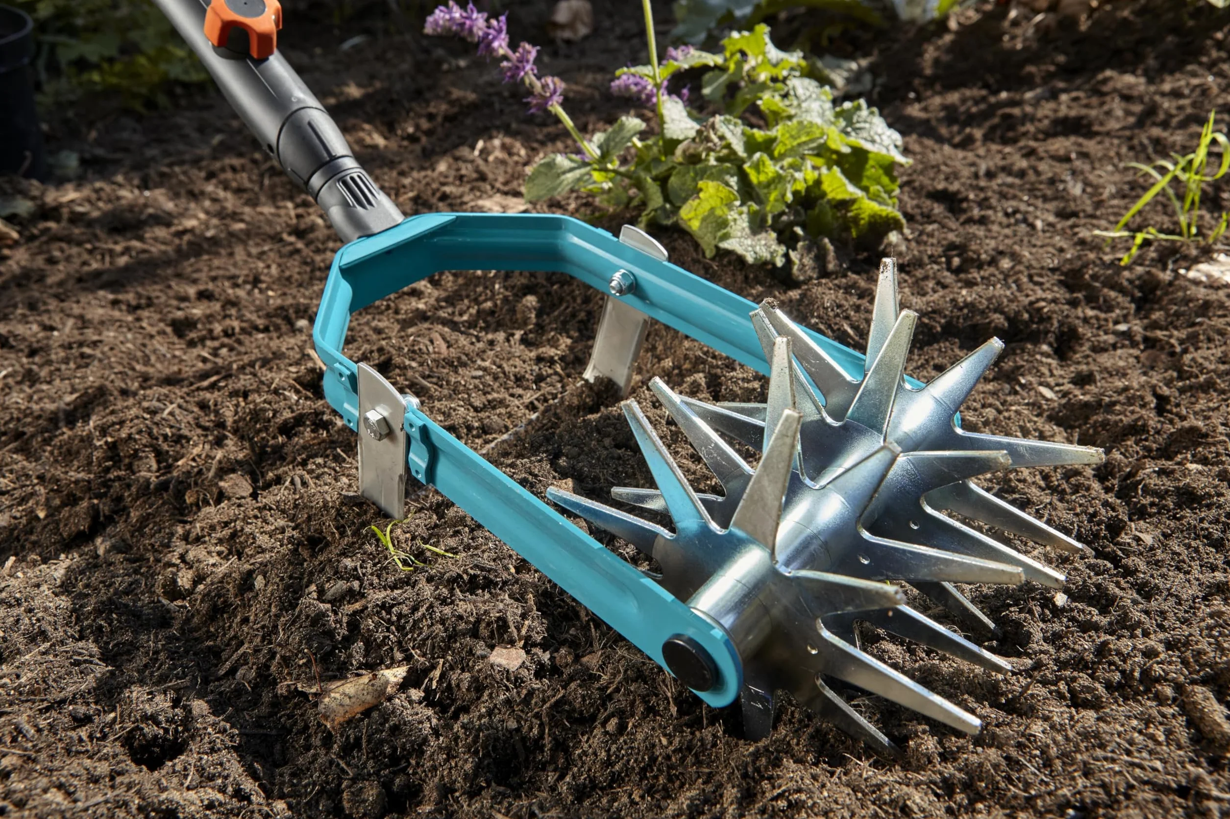 Desterronador-escardilla combisystem Gardena: escardilla para mullir y preparar siembra, ancho 14 cm, acero de calidad, recubierta con plástico termoestable, ruedas en estrella galvanizadas (3195-20)