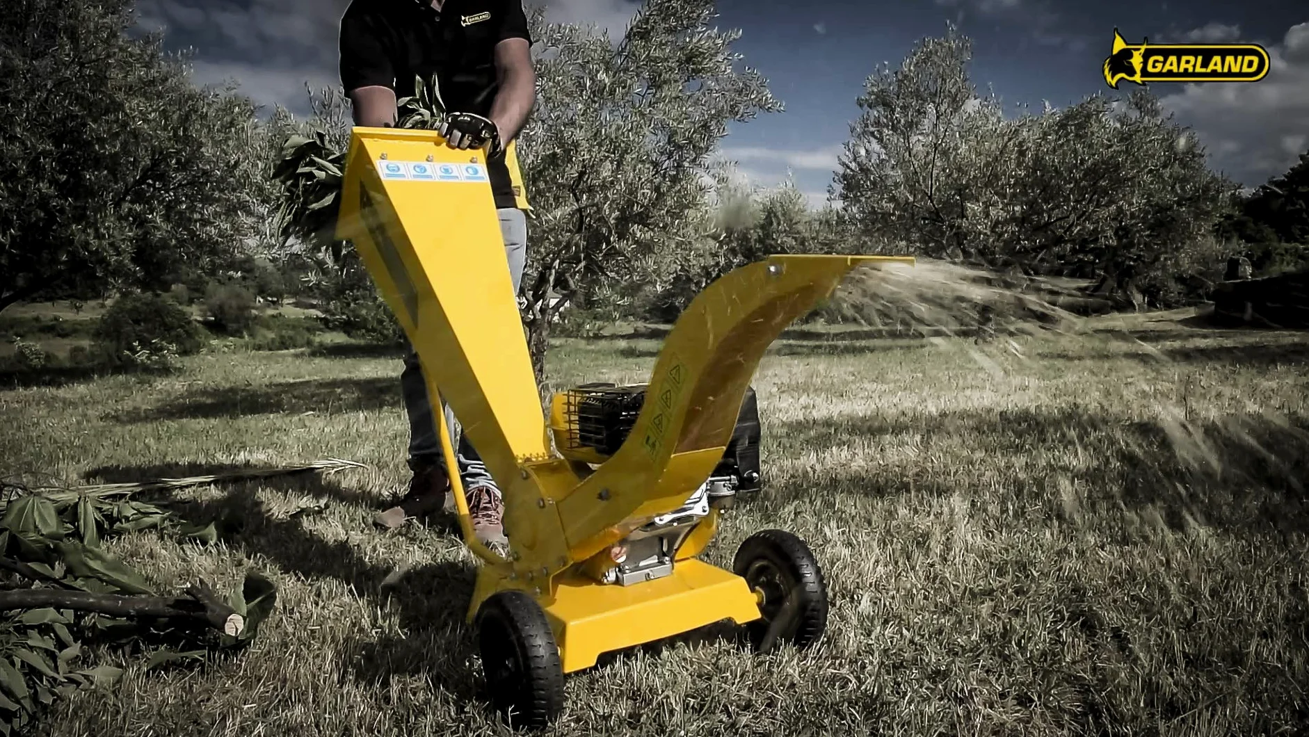 GARLAND CHIPPER 780QG-V23 – Biotrituradora gasolina 4T, 212 cc, 5,8 CV, tritura ramas hasta 6 cm, rodillo axial con cuchilla y contracuchilla, ruedas macizas, tobera orientable, SC System