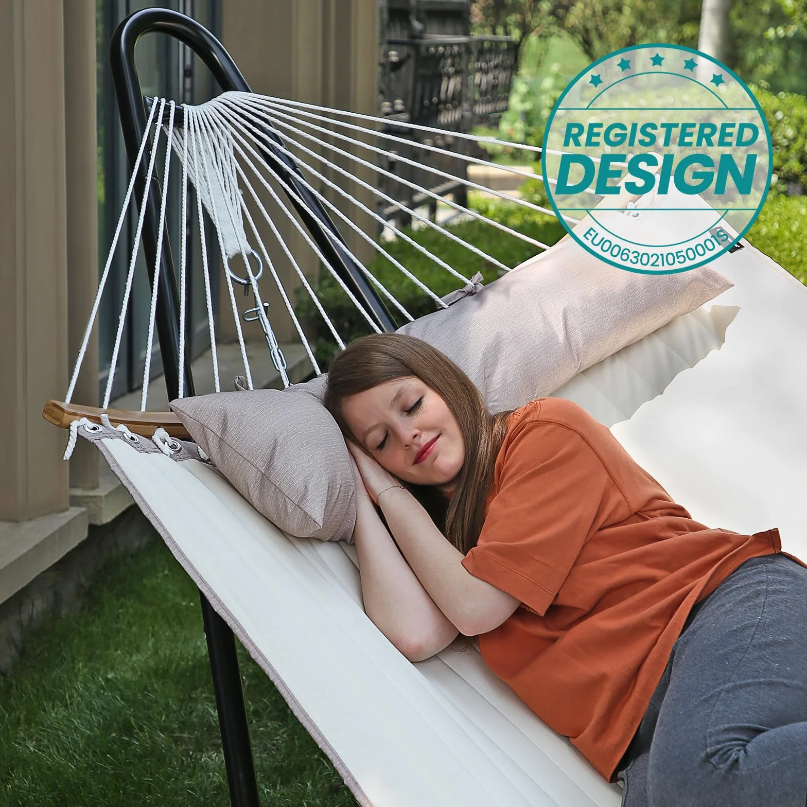 SONGMICS Hamaca Doble Tapizada, Hamaca de Jardín con Barras Curvas de Bambú Separables, con Cojín, para Camping, 200 x 140 cm, Carga de 225 kg, Crema y Beige GDC34BE