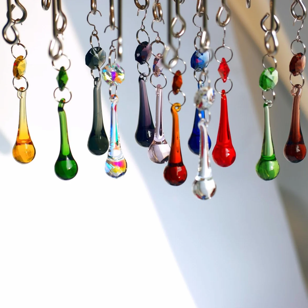 12 piezas de prismas de araña de cristal de gota de lluvia, cuentas de cristales colgantes de colores de 53 mm para ventana, decoración del hogar (multicolor)