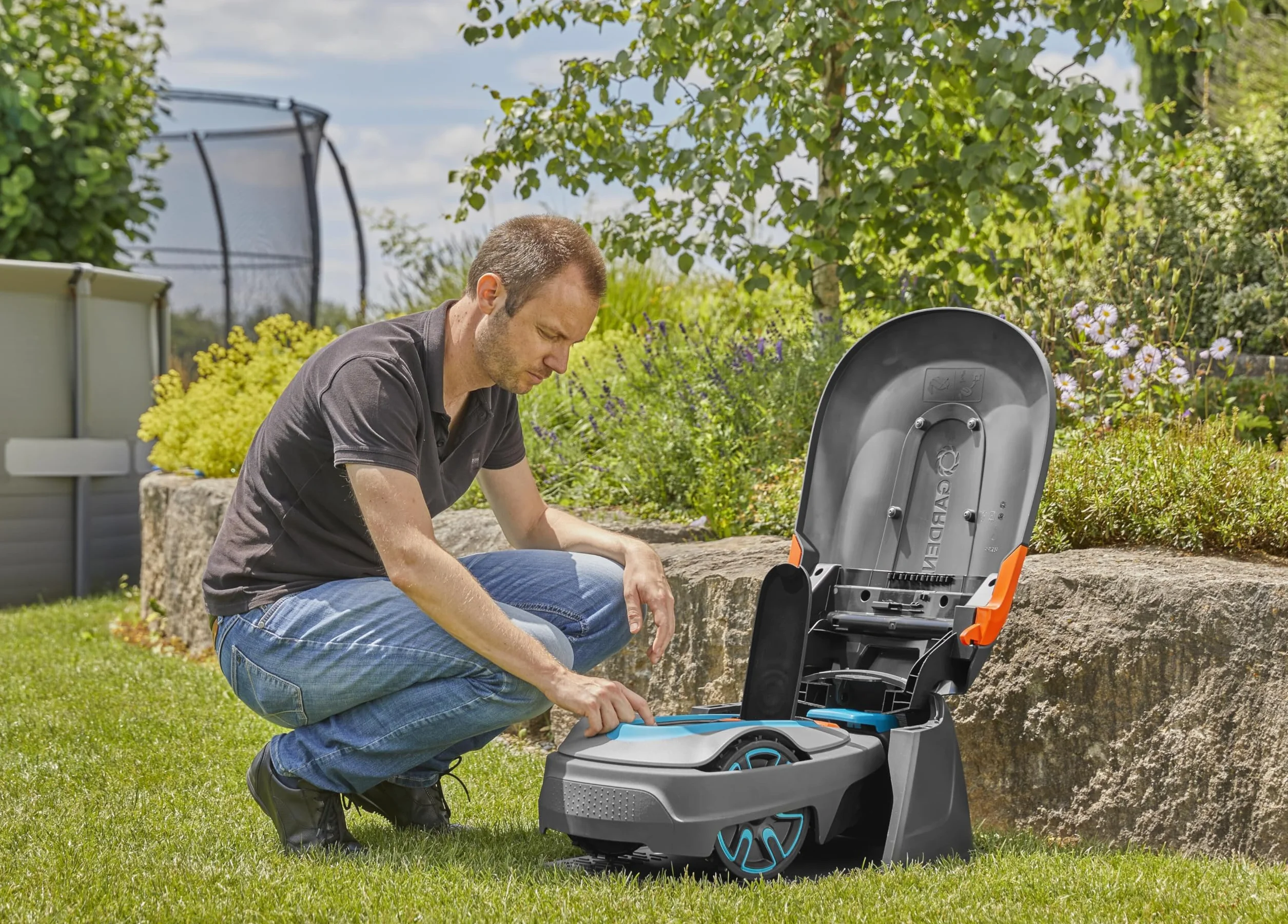 Gardena caseta para robots cortacésped: garaje para segadora, protección contra el sol y la lluvia para el robot y la estación de carga (15020-20)