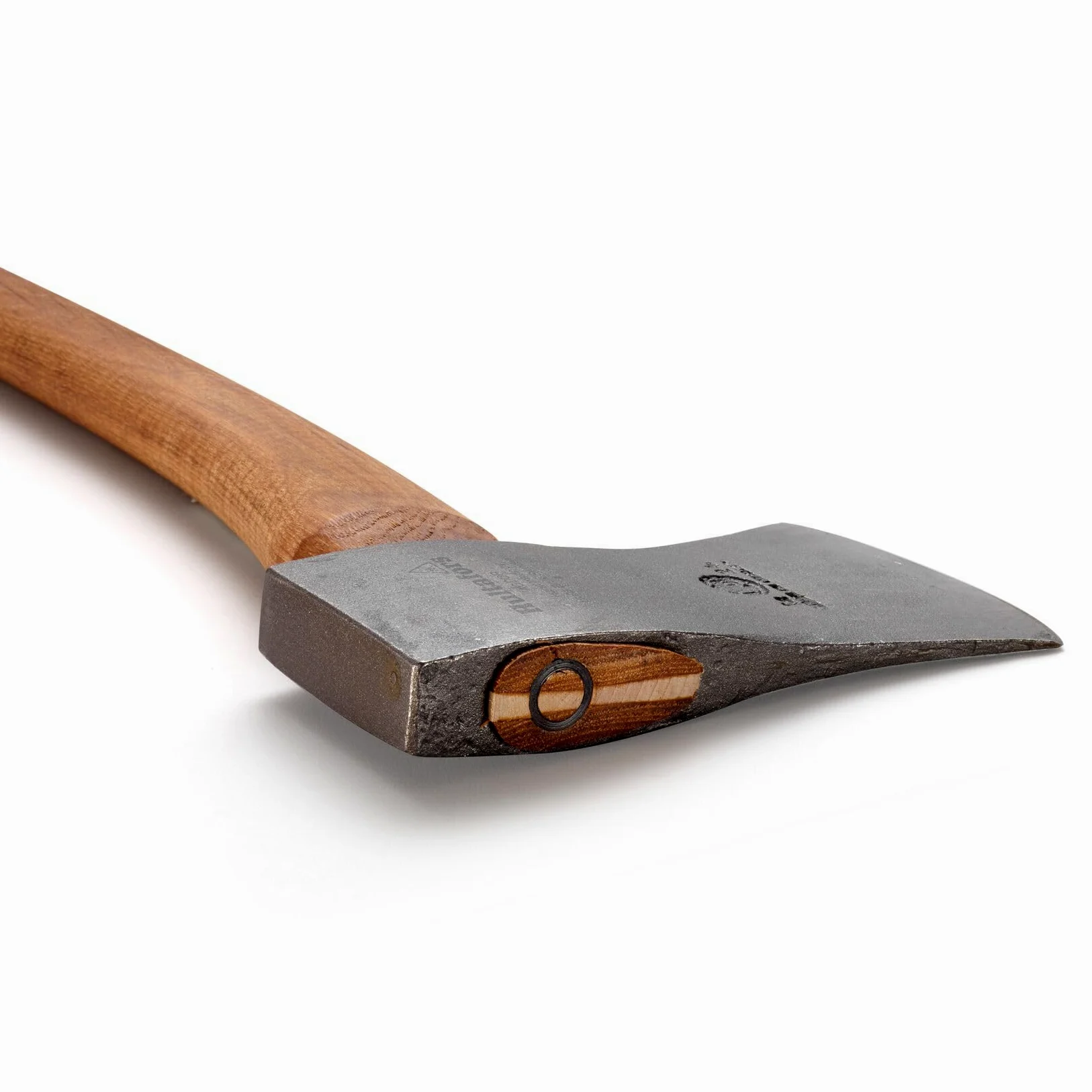 Hacha de Madera forjada a Mano HY 10 708 mm de Hierro Forjado I Hultafors I Forjada en Suecia I 1620 g Hacha Premium con Mango de Madera de Nogal Americano I Se Puede reafilar I 840144