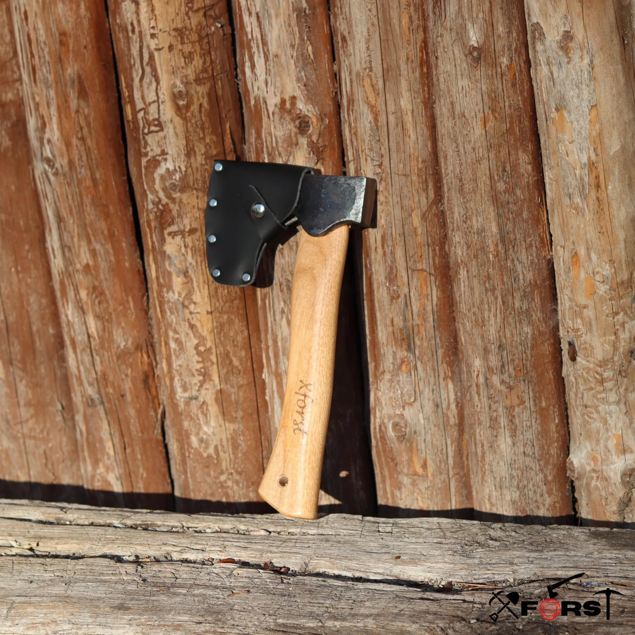 Xforst Hacha vikinga AG1Black, mango de nogal + protecciónde corte auténtica