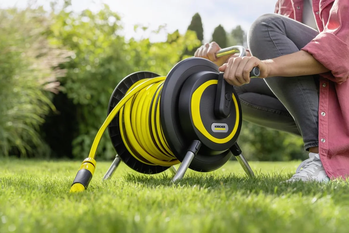 Kärcher HR 3.20 - Soporte para manguera (40 m, flexible, fácil almacenamiento en la pared y uso móvil en el jardín, incluye manguera de 20 m y accesorios), color negro