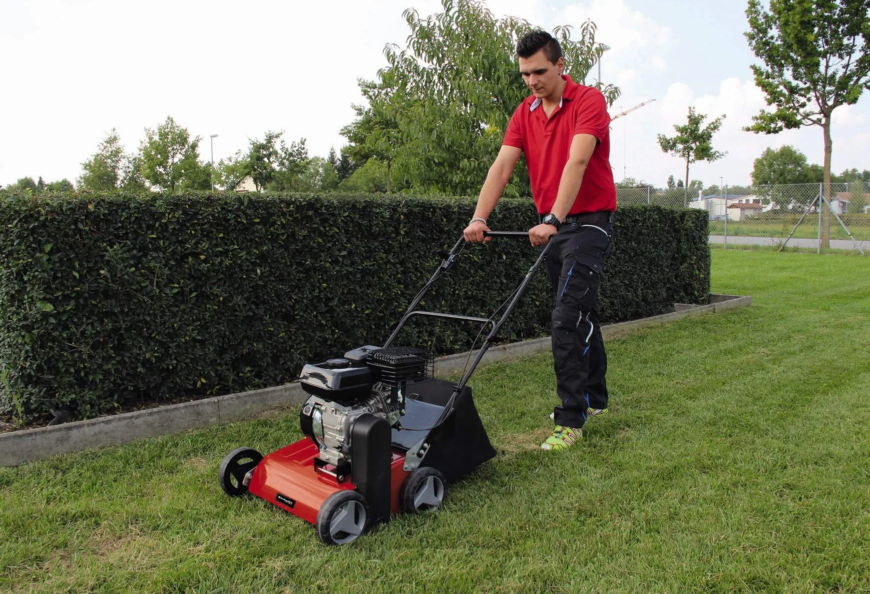 Einhell GC-SC 4240P - Escarificador de Gasolina para césped, 4,2 kw, Motor de 4 Tiempos, Unidad de Corte de rodamiento de Bolas con 18 Cuchillas de Acero, Ajuste de Profundidad de rastrillo de