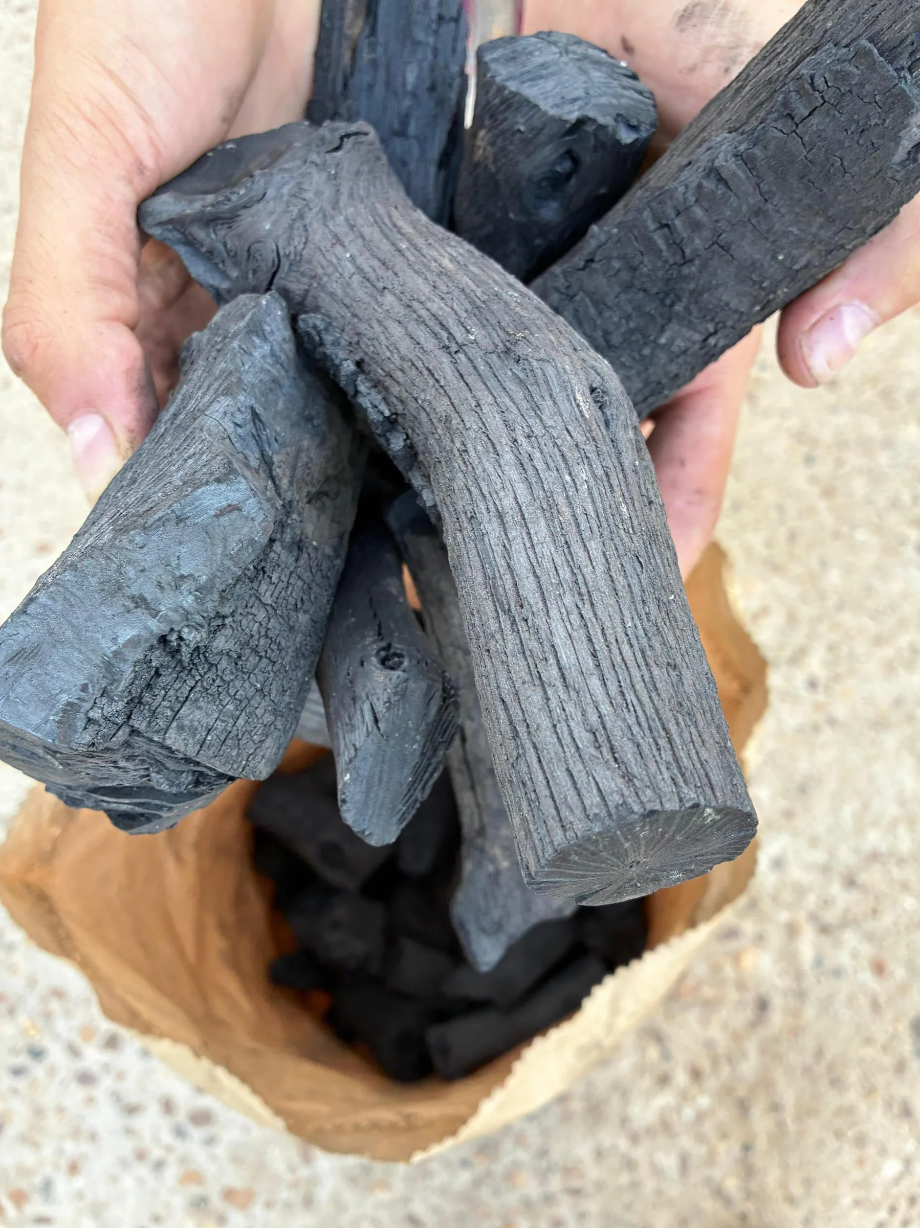 Carbón 100% Encina para Barbacoa 10 kg – Sin Humo ni Aditivos, Poca Ceniza y Larga Duración – Carbón Vegetal Natural Artesanal de Encendido Rápido y Alto Poder Calorífico