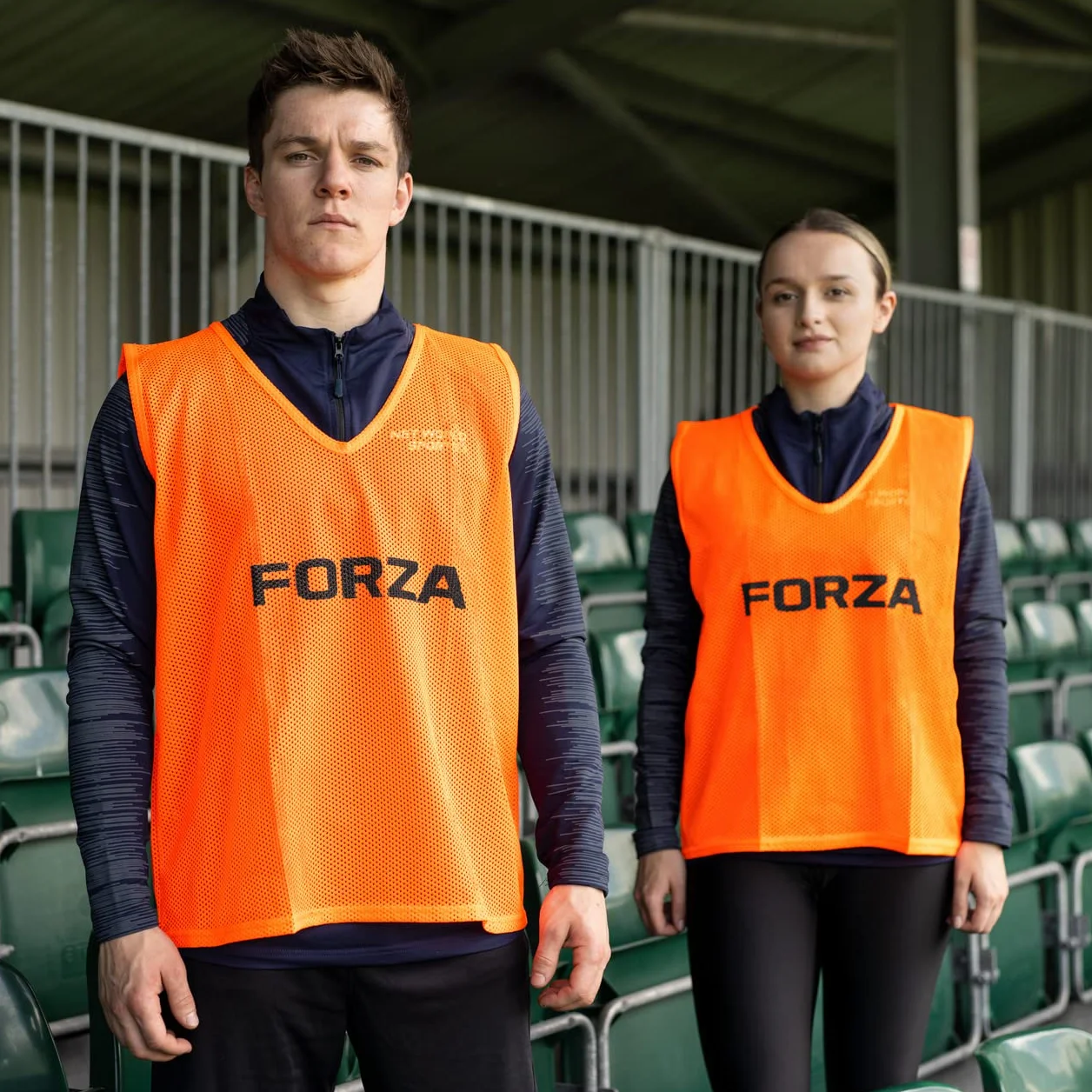 FORZA Baberos de Fútbol Paquete de 10 Malla Ligera Multicolores