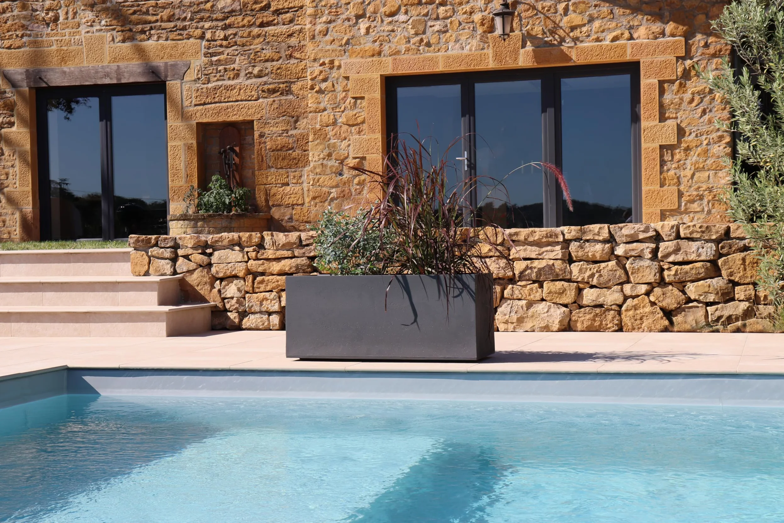 EDA – Jardinera Basalt – 98 L – Decoración de imitación hormigón, para Uso en Interiores y Exteriores, Zona de retención de Agua para limitar el riego, 99,5 x 39,5 x H. 43,5 cm, Gris Antracita